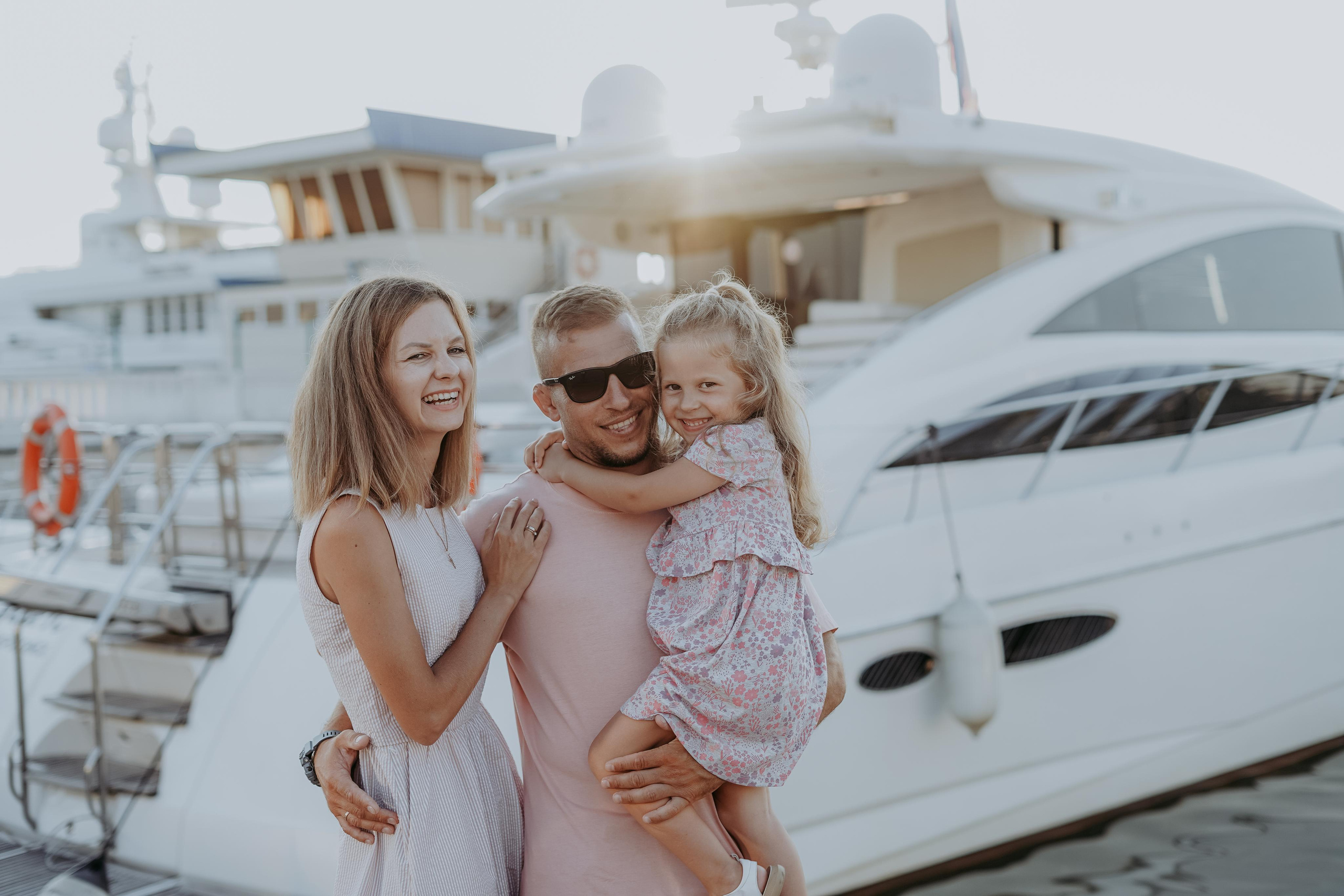 Анна, Денис и Настя в морском порту. Фотограф в Сочи и Абхазии | Фототуры | September Air