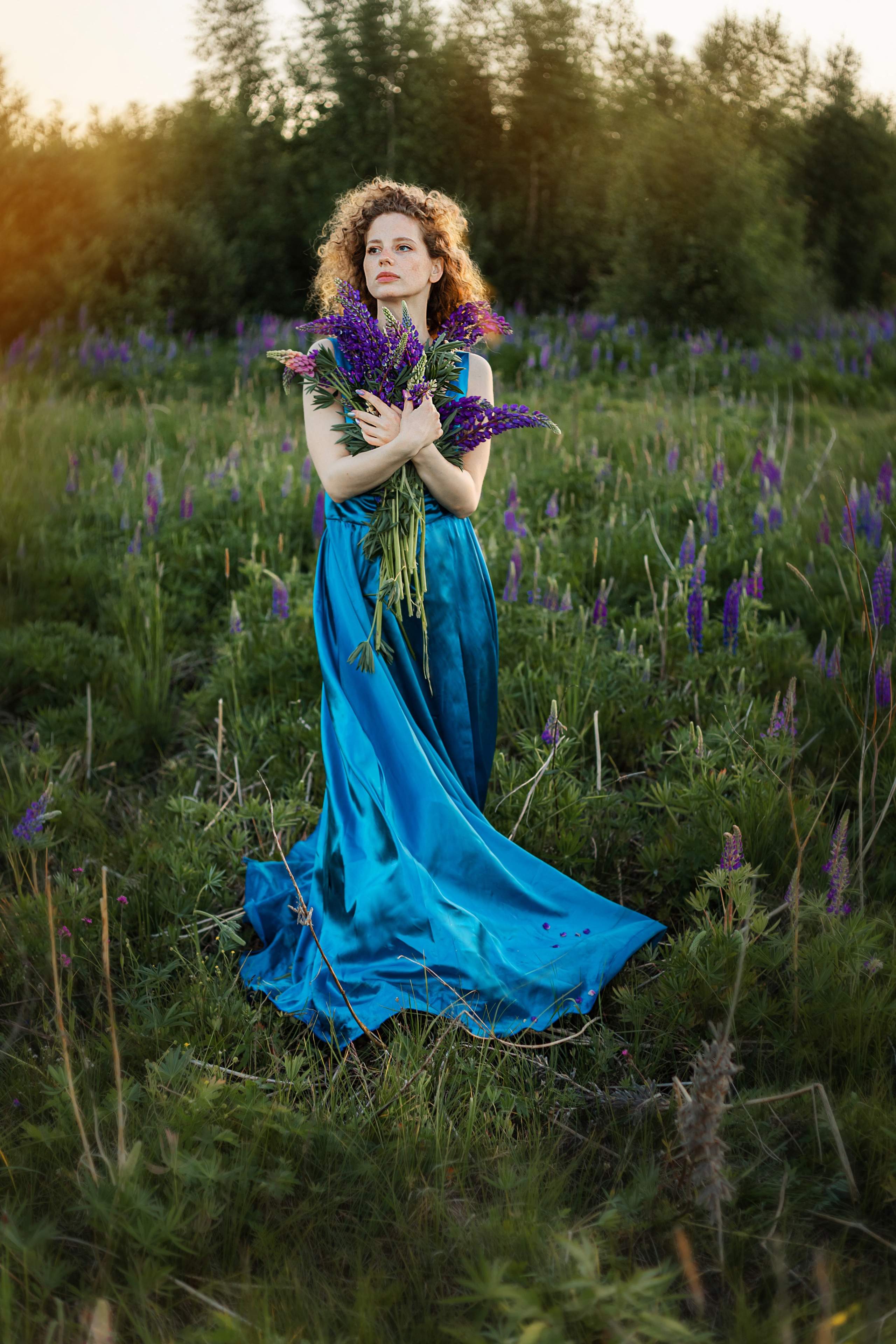 Ирина в люпинах. Женская фотосессия в поле люпинов. Семейный и детский фотограф в Санкт-Петербурге Павлова Елена