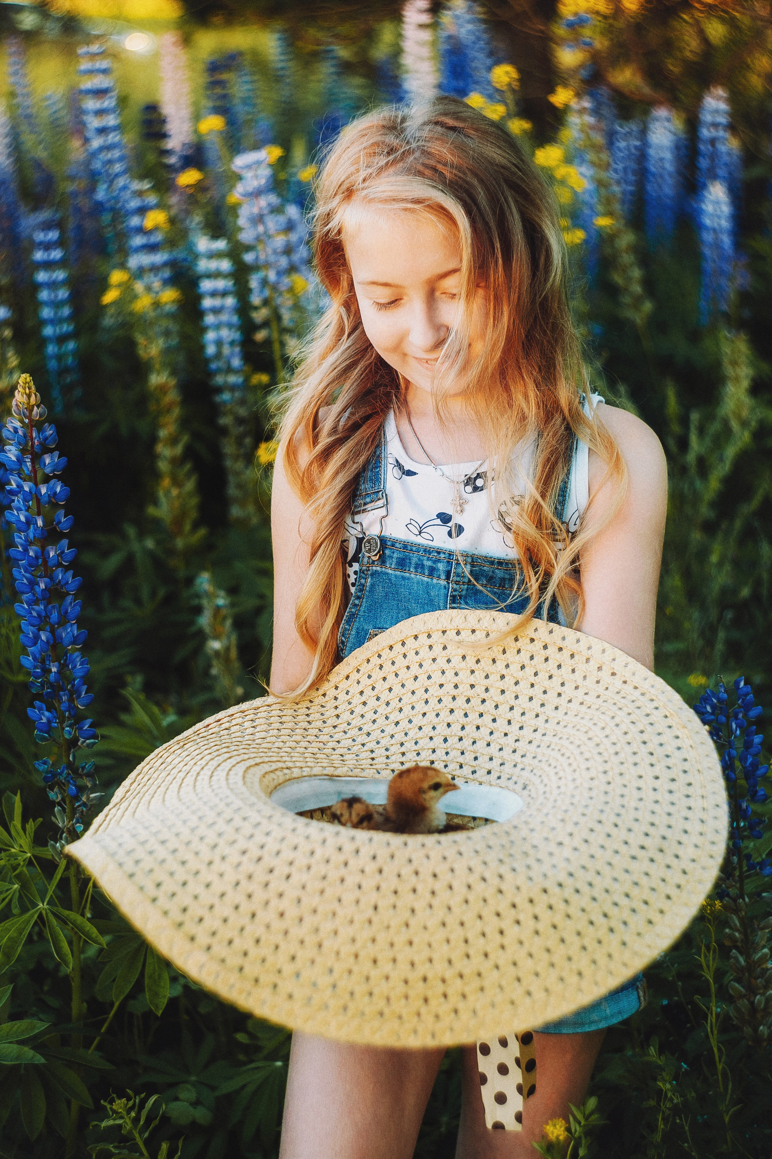 Солнечная Алена в Люпинах. Фотограф Сергей Логинов