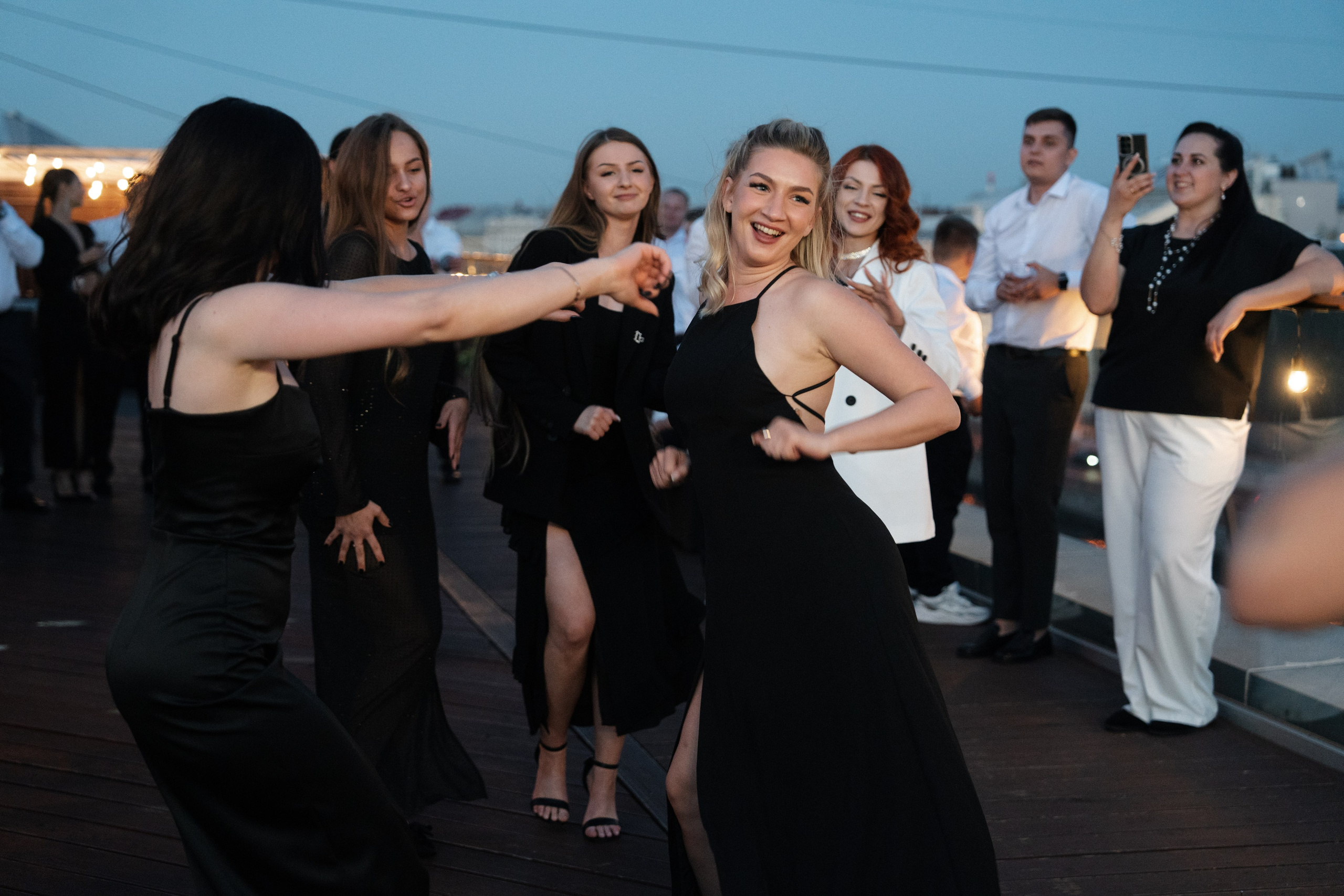 Виктория & Роман. Камерная городская свадьба в видовом ресторане в стиле современная классика. Свадебный фотограф организатор в Санкт-Петербурге Ассоль Опарина