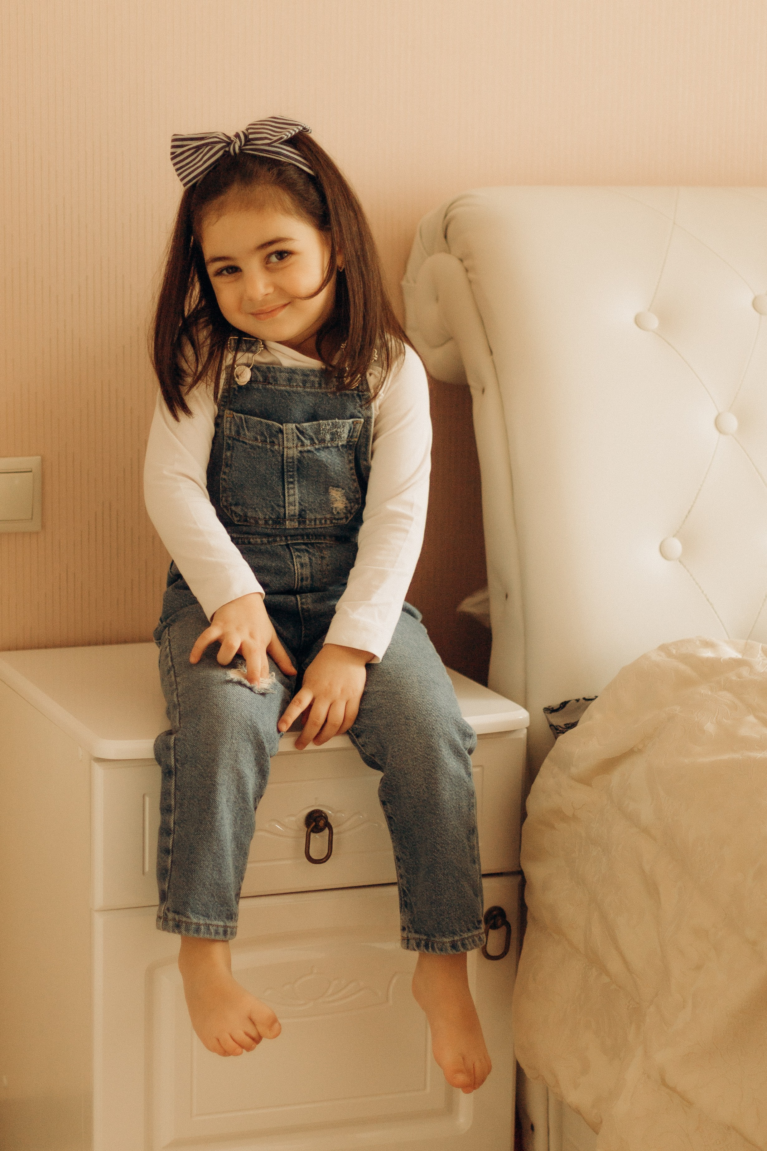 Фотография девочки, семейная фотосессия, девочка сидит на тумбочке