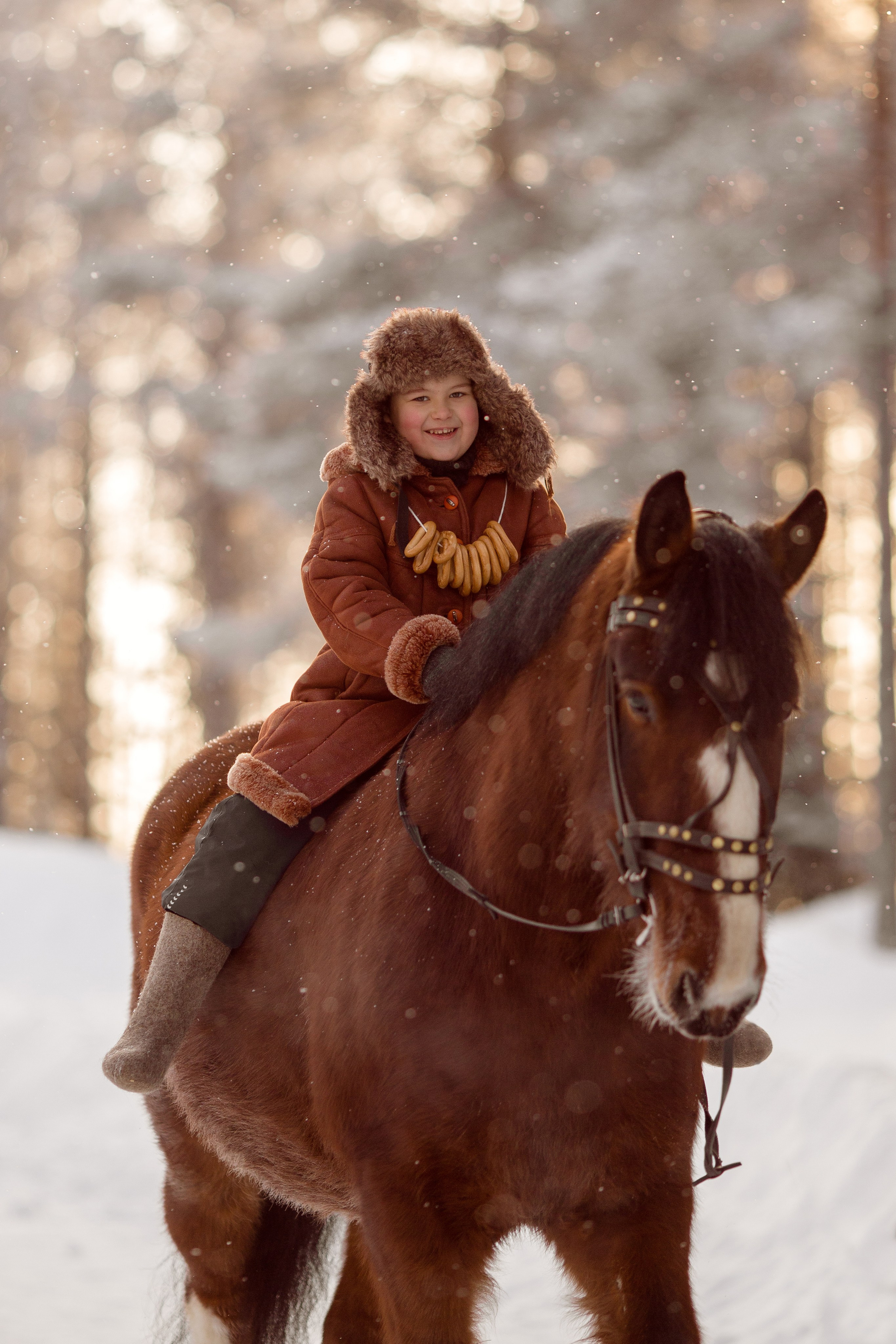 Детская фотосессия с лошадью зимой