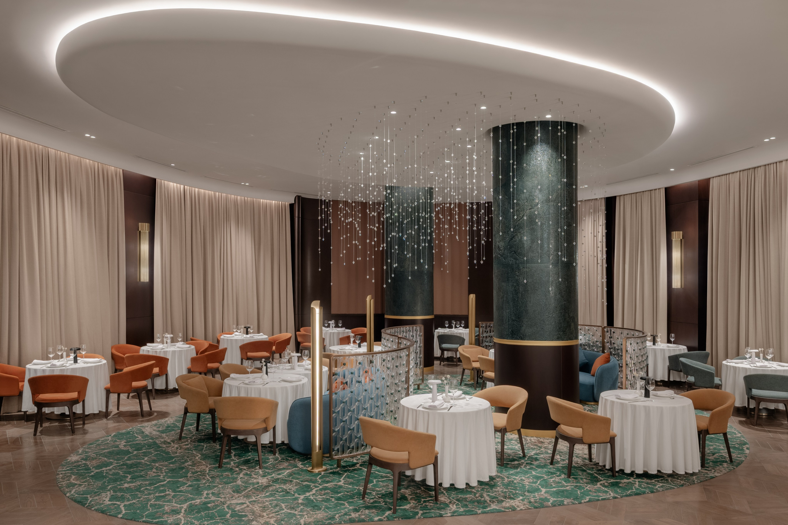 Интерьер ресторана в гостинице Казахстан, Алматы — дизайн и фотосъёмка коммерческого пространства