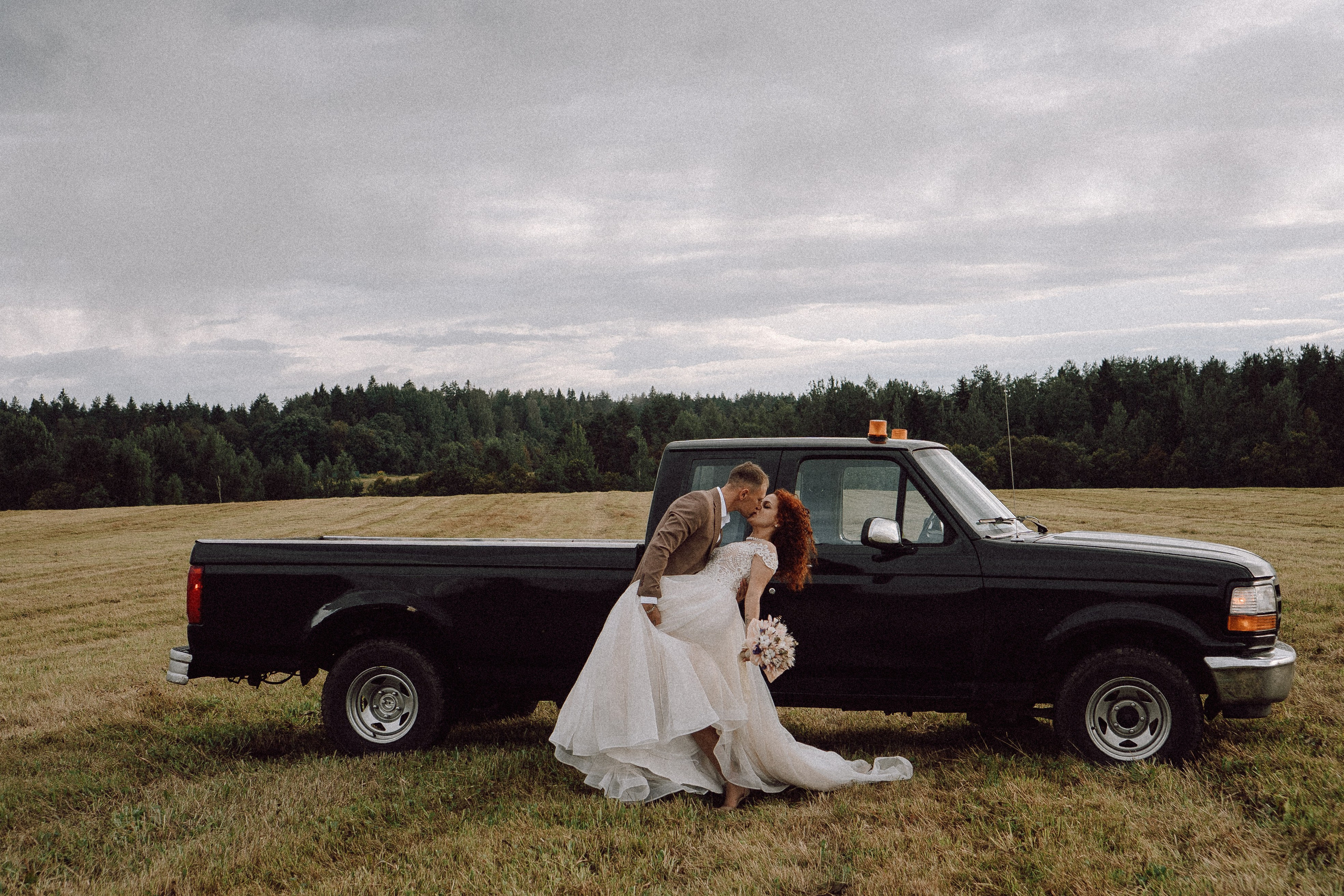 СВАДЕБНАЯ ФОТОСЕССИИЯ ПАРЫ В ГОРОДЕ ПРИОЗЕРСК В СОСНОВОМ ЛЕСУ И С ПИКАПОМ. Профессиональный фотограф, Санкт-Петербург — Виктория Богомолова