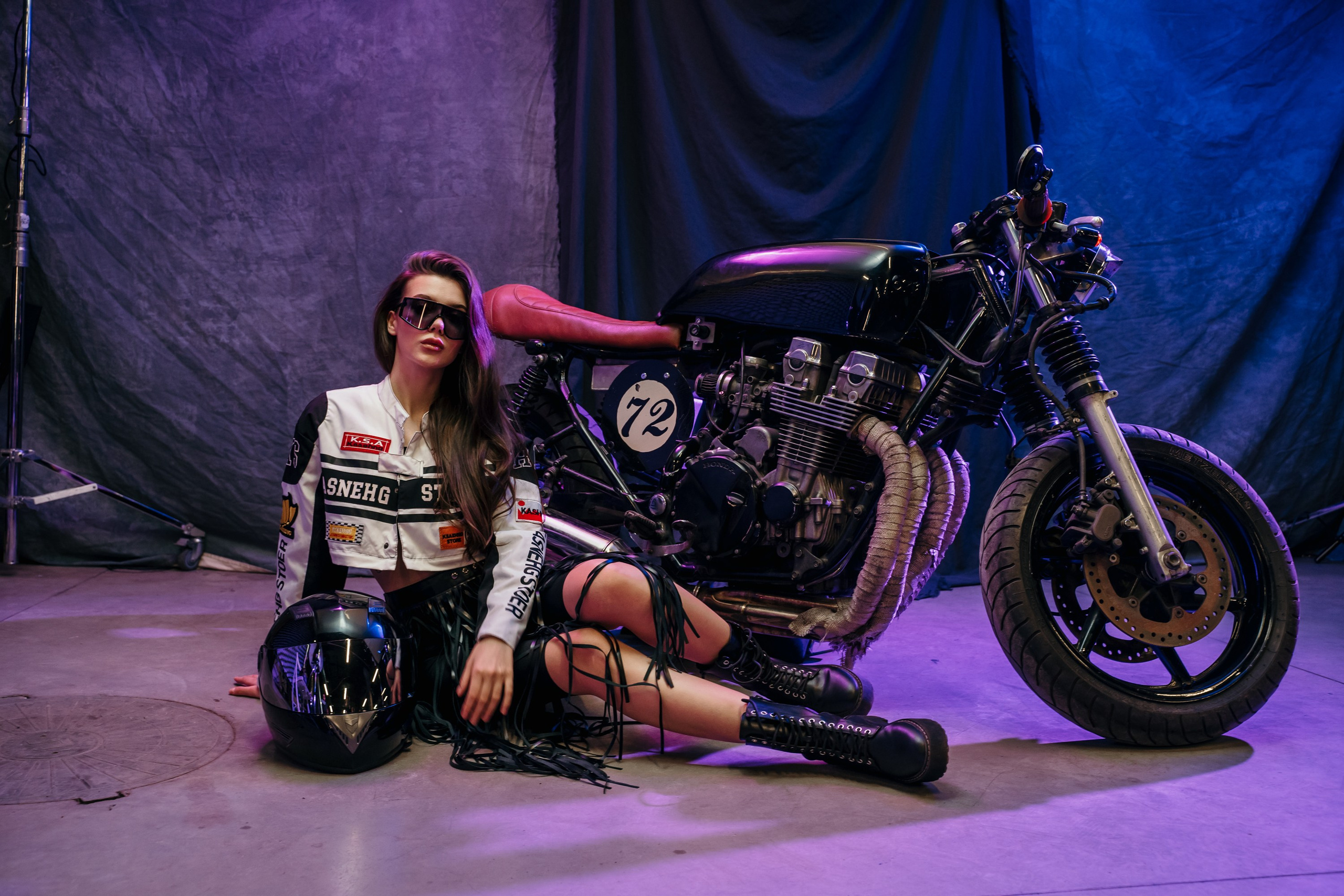 Фотосессия с мотоциклом в студии Санкт-Петербург. Свадебный, семейный, портретный, репортажный фотограф в Санкт-Петербурге