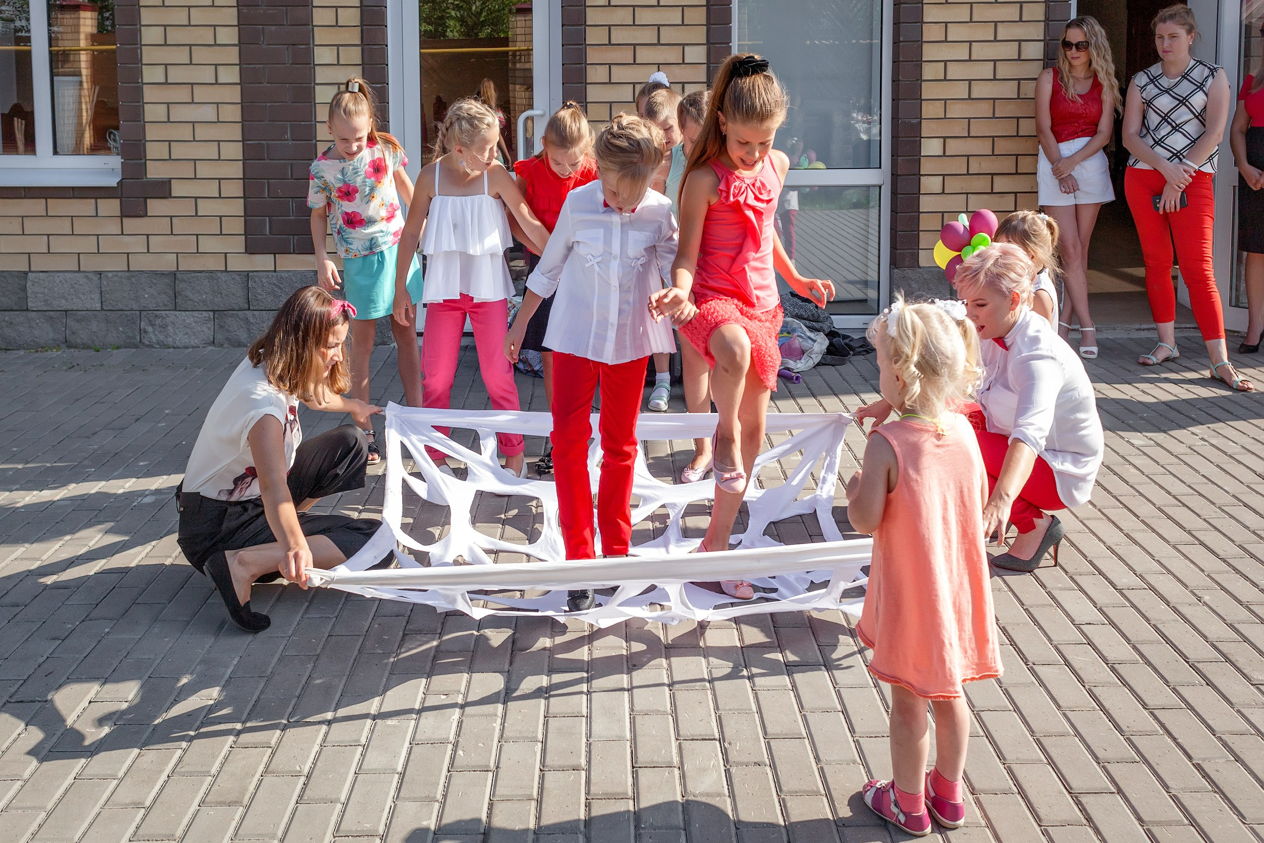 Детский день рождения Ульяновск, дети проходят полосу препятствий.