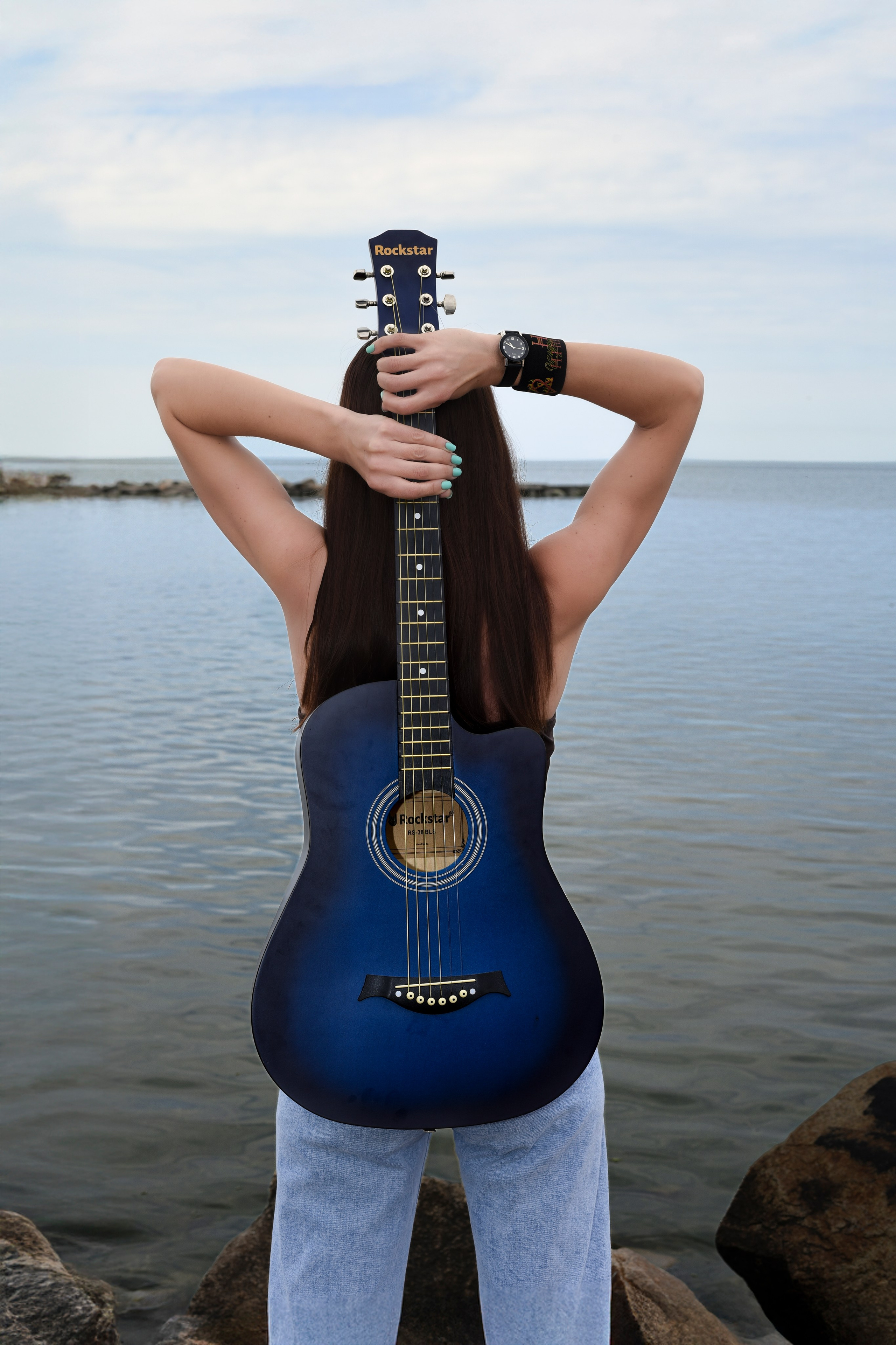 Девушка с гитарой. Главная