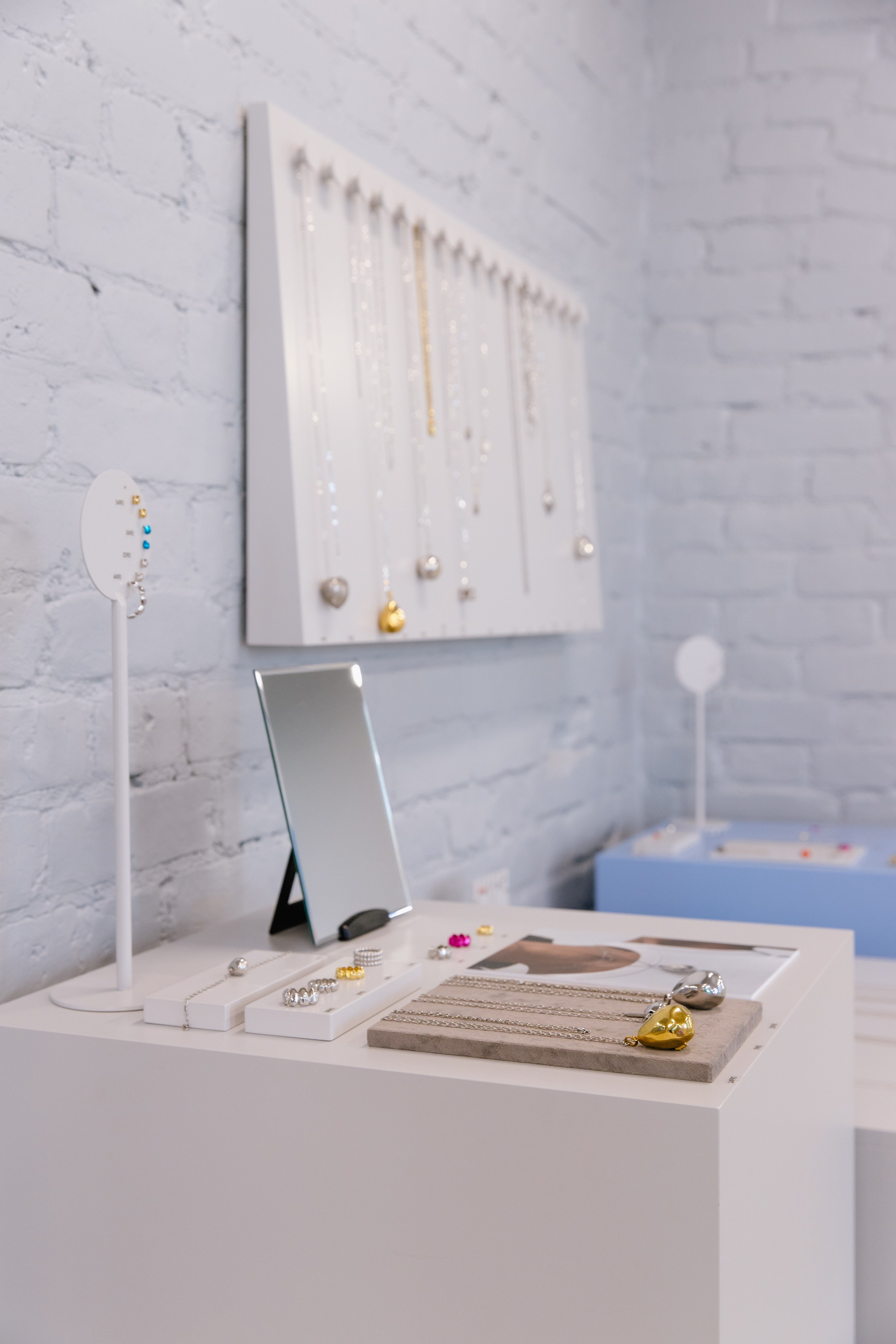 SBLESKOM ​Ювелирный салон Томск Ленина, 72. ГУДРУМ — Мебель на заказ в Томске | Кухни | Шкафы | Стулья и Столы