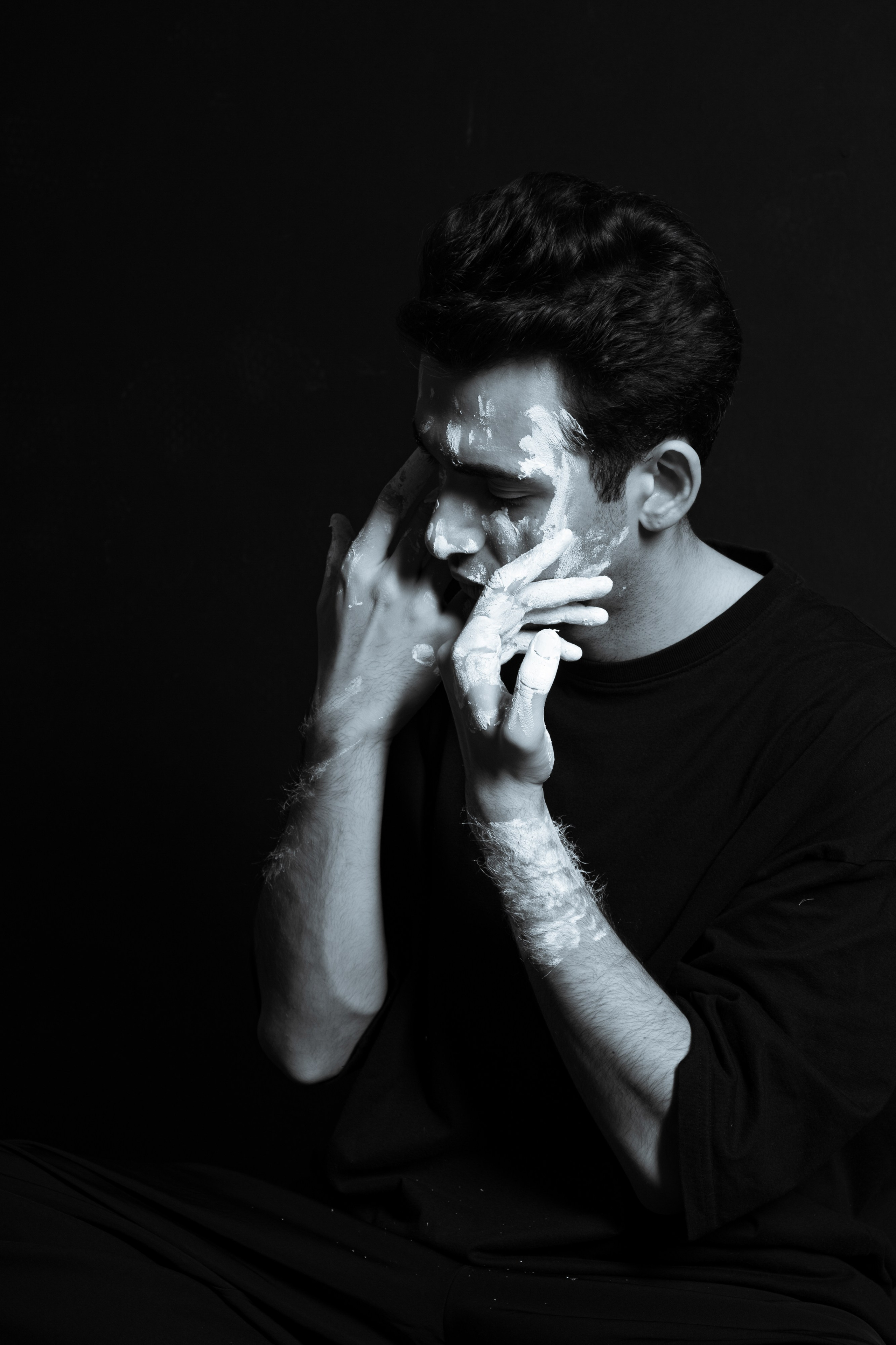 Эмоции. Краска и красные нити. Мари — фотограф и видеограф из Москвы