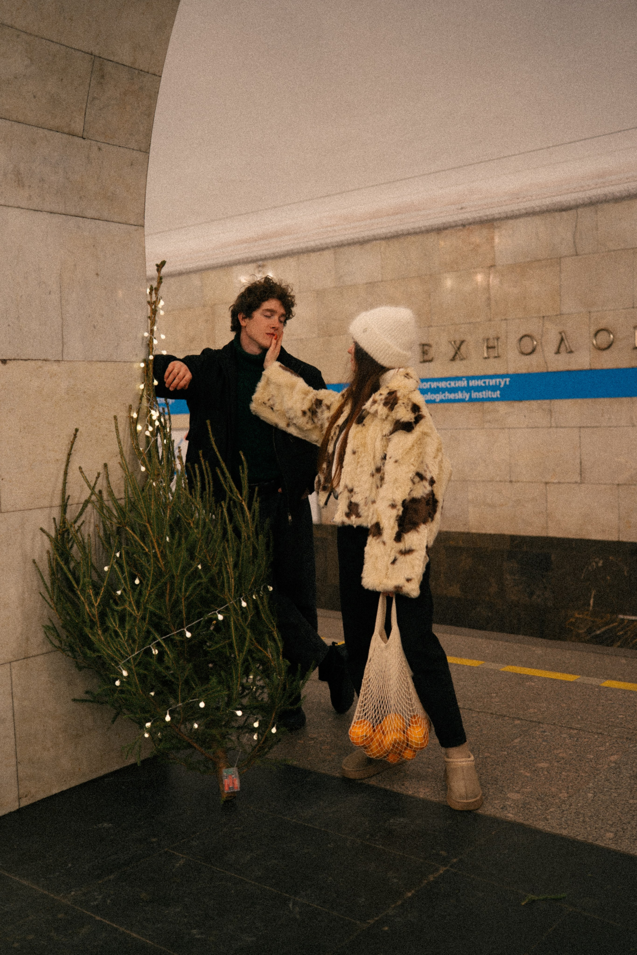 НОВОГОДНЯЯ ПРОГУЛКА ПАРЫ ПО ЧЕРНЫШЕВСКОЙ ПЕРЕД НОВЫМ ГОДОМ. Профессиональный фотограф, Санкт-Петербург — Виктория Богомолова