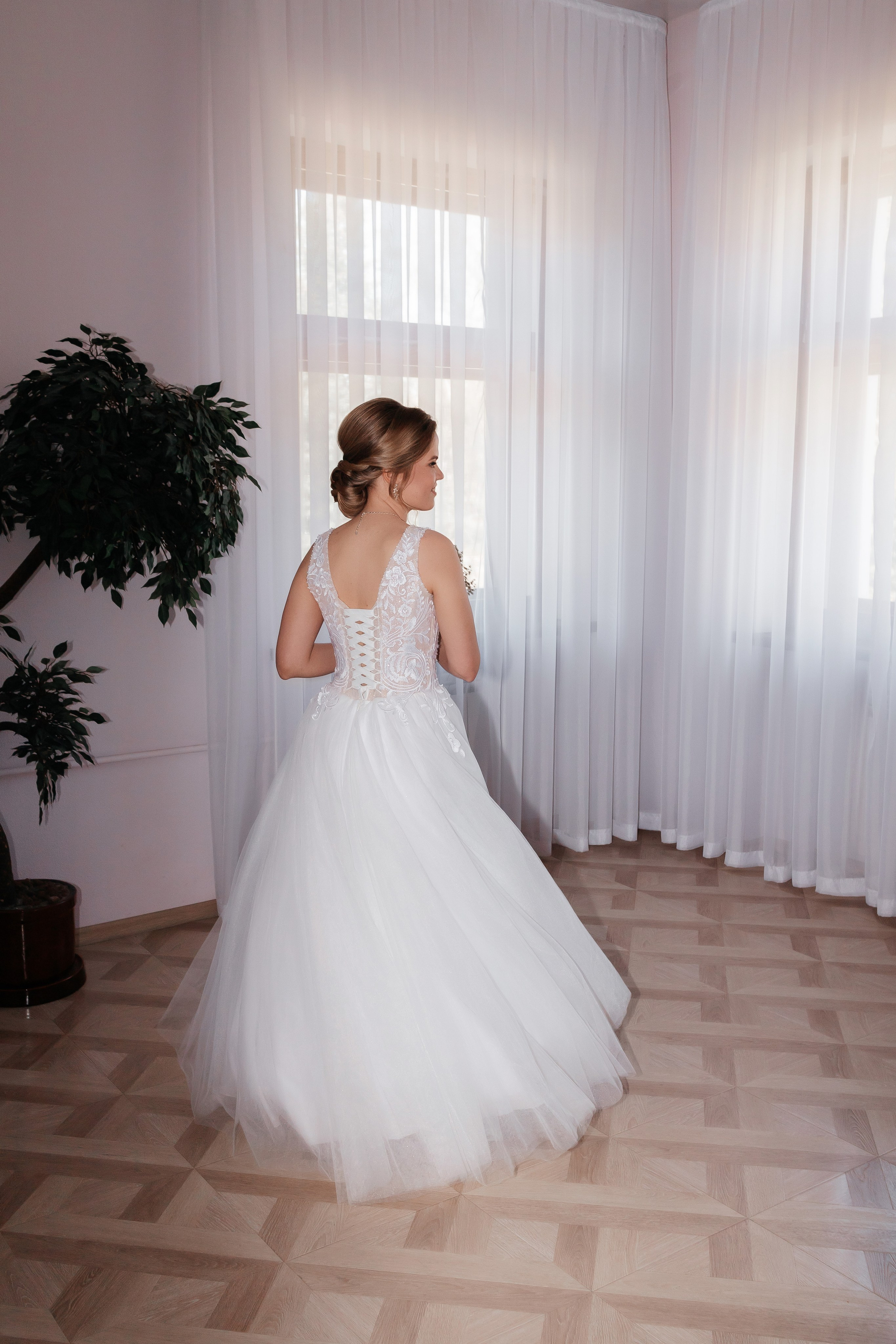 Свадебная прогулка двоих на Стрелке и в автозаводском Парке. И в фотостудии СОЛЬ в Автозаводском районе. Свадебный фотограф и фотограф Love-Store в Нижнем Новгороде Анастасия