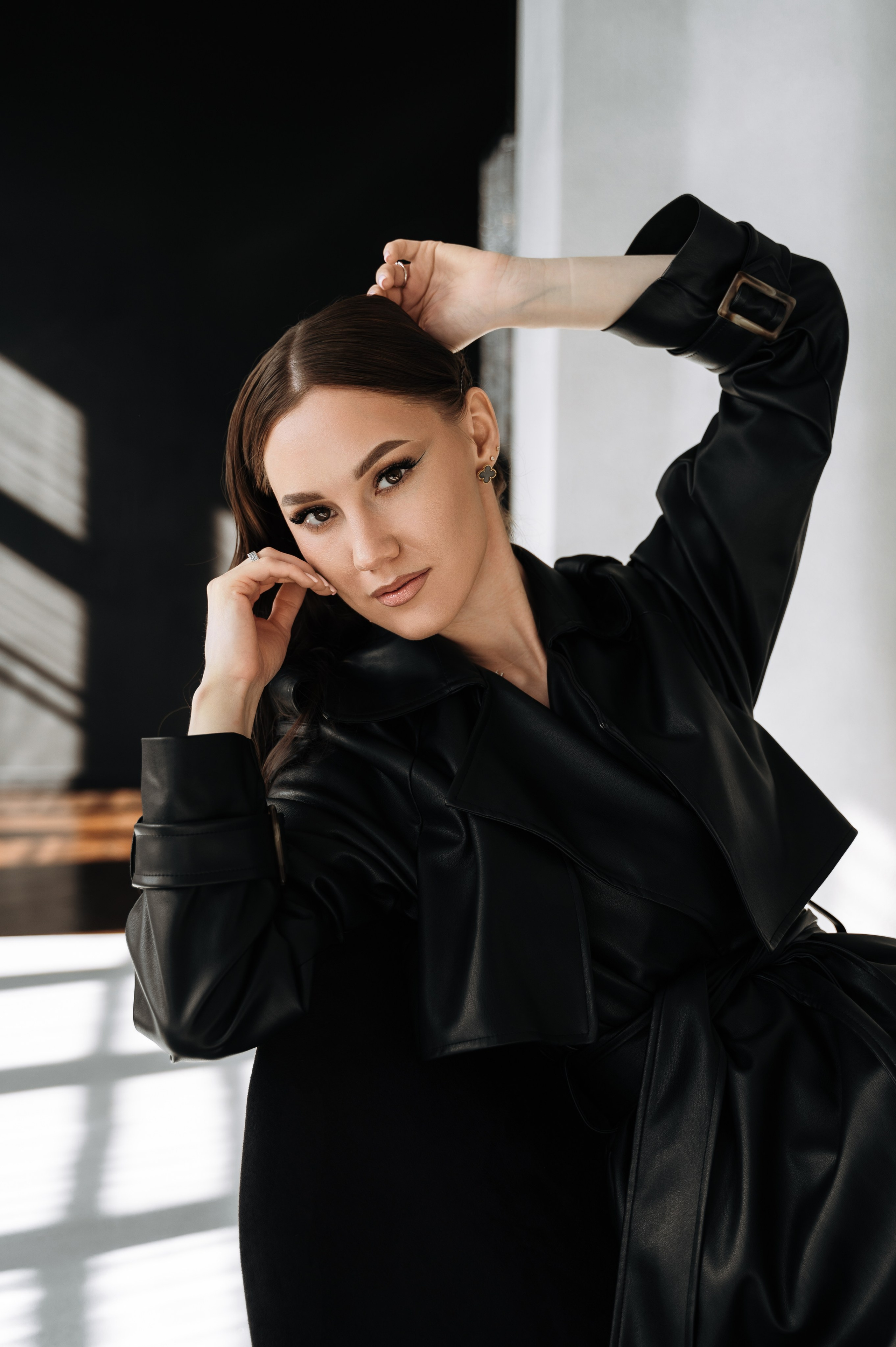 Настя — фотосессия в темной студии с хрустальной люстрой. Портретный и семейный фотограф в Екатеринбурге Мария Чахеева