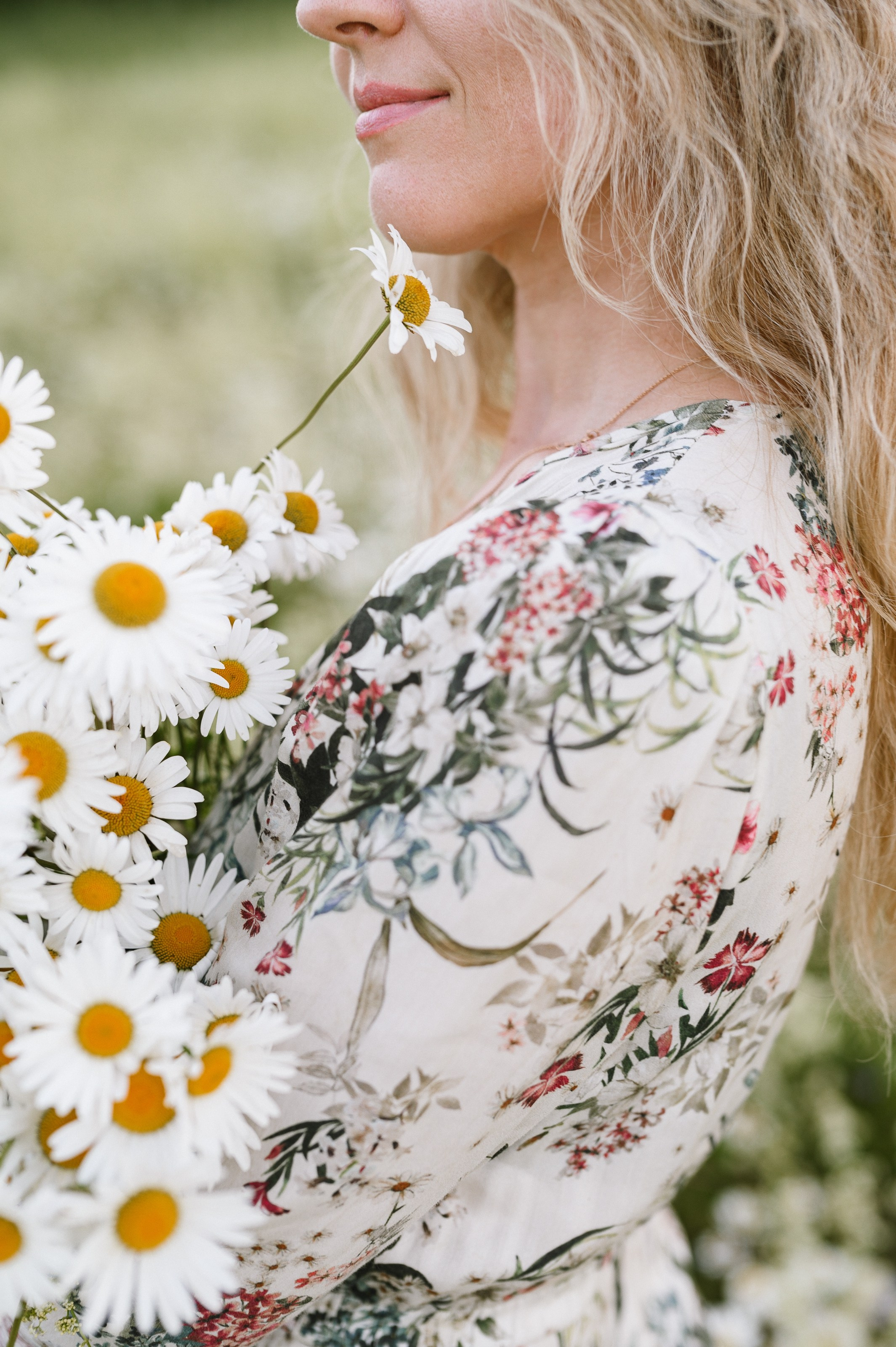 Съёмка в цветущем ромашковом поле. Semerlina.ru