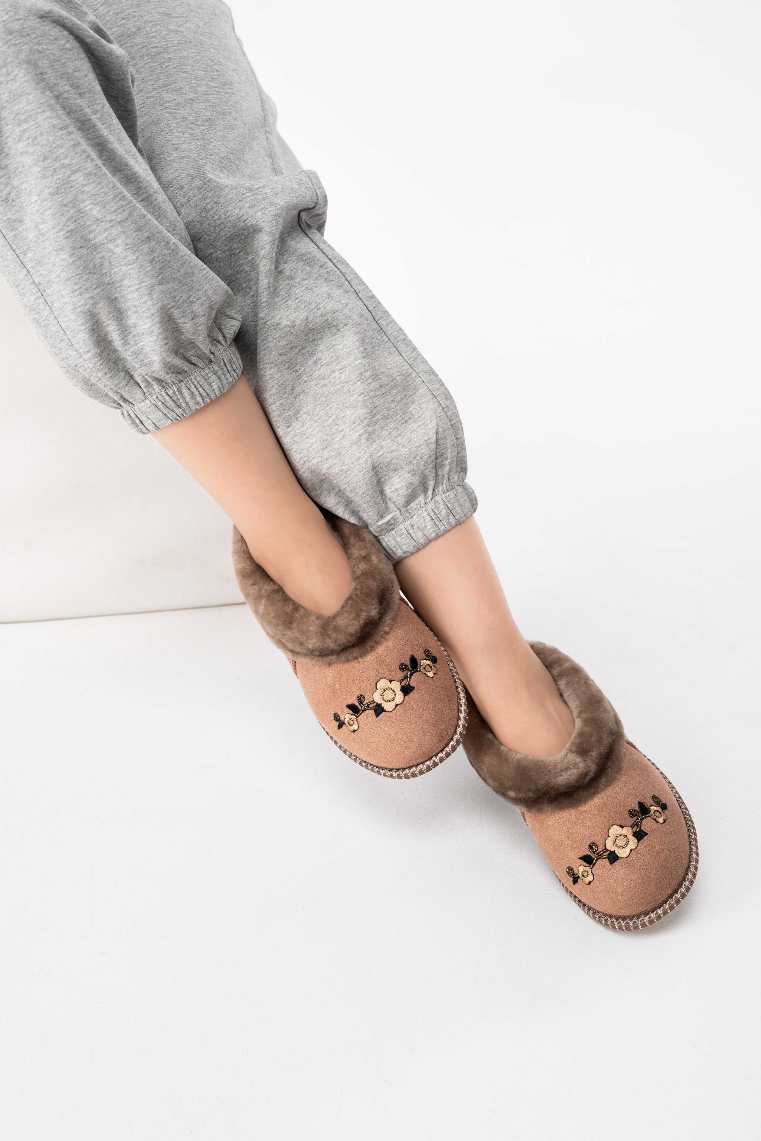 Тапочки и чуни. Предметный фотограф, фото для маркетплейсов Пятигорск, КМВ