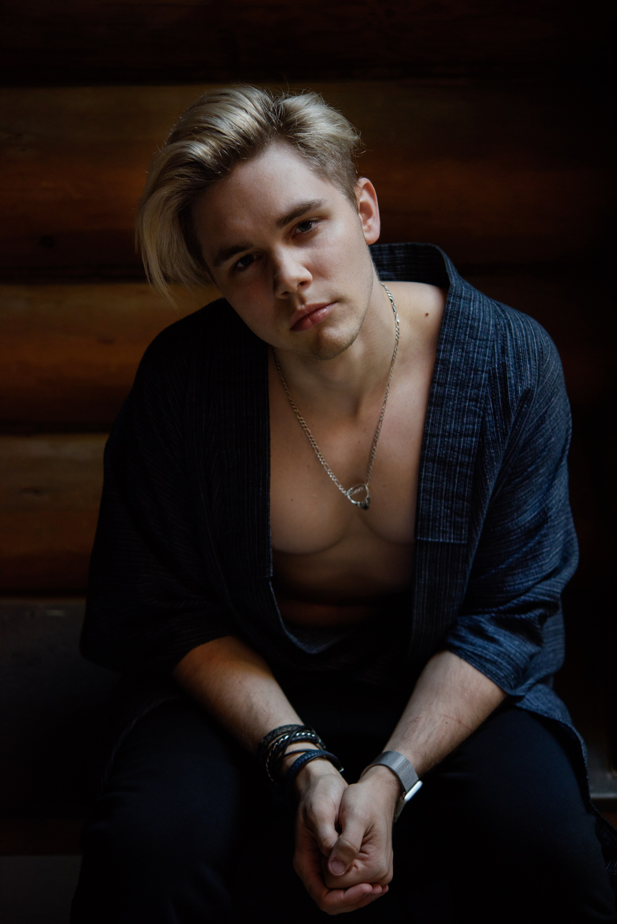 Фотосессия подростка в темном ключе. Главная