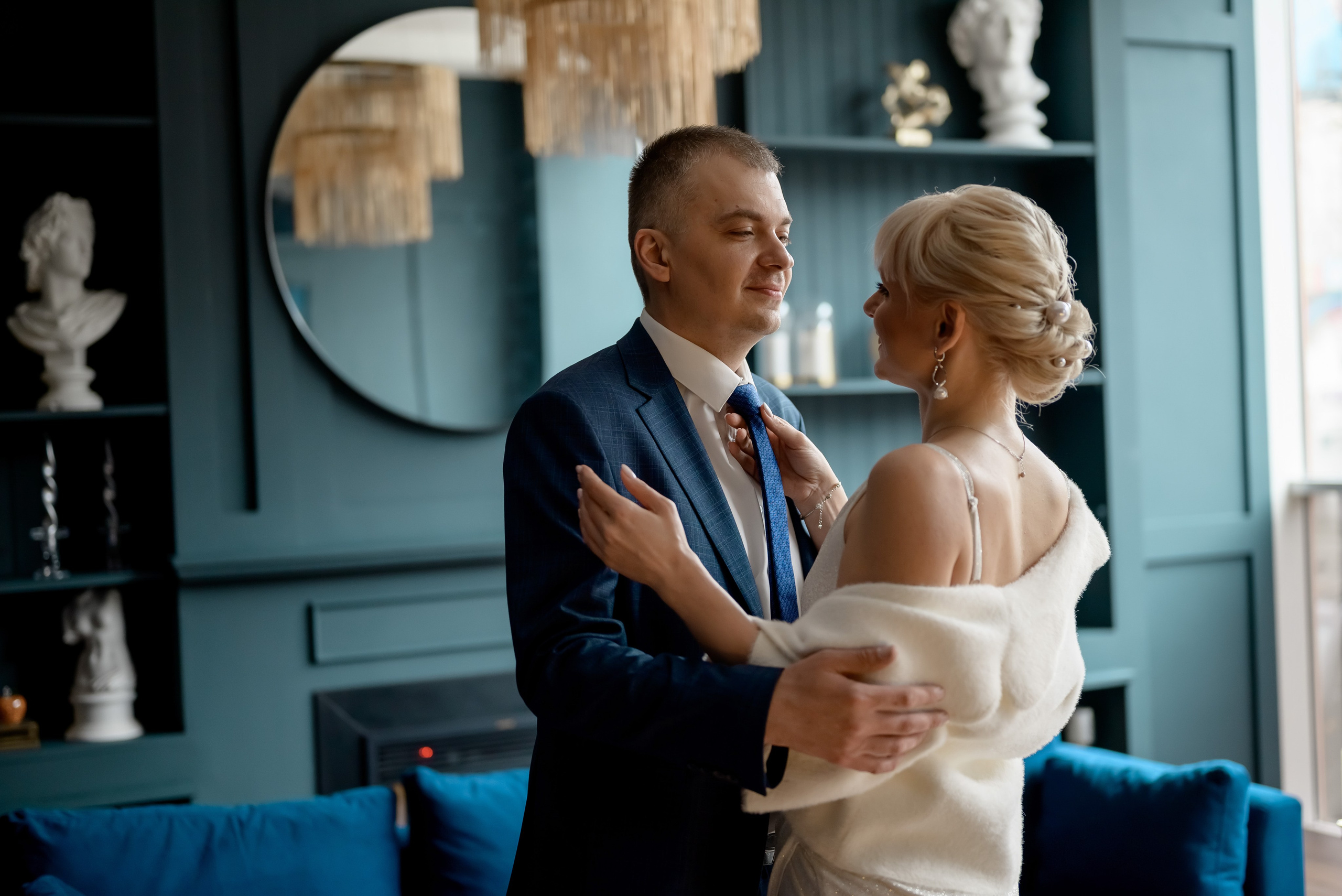 Свадебная фотосессия в синем зале. Юлия Басня семейный и свадебный фотограф в Донецке