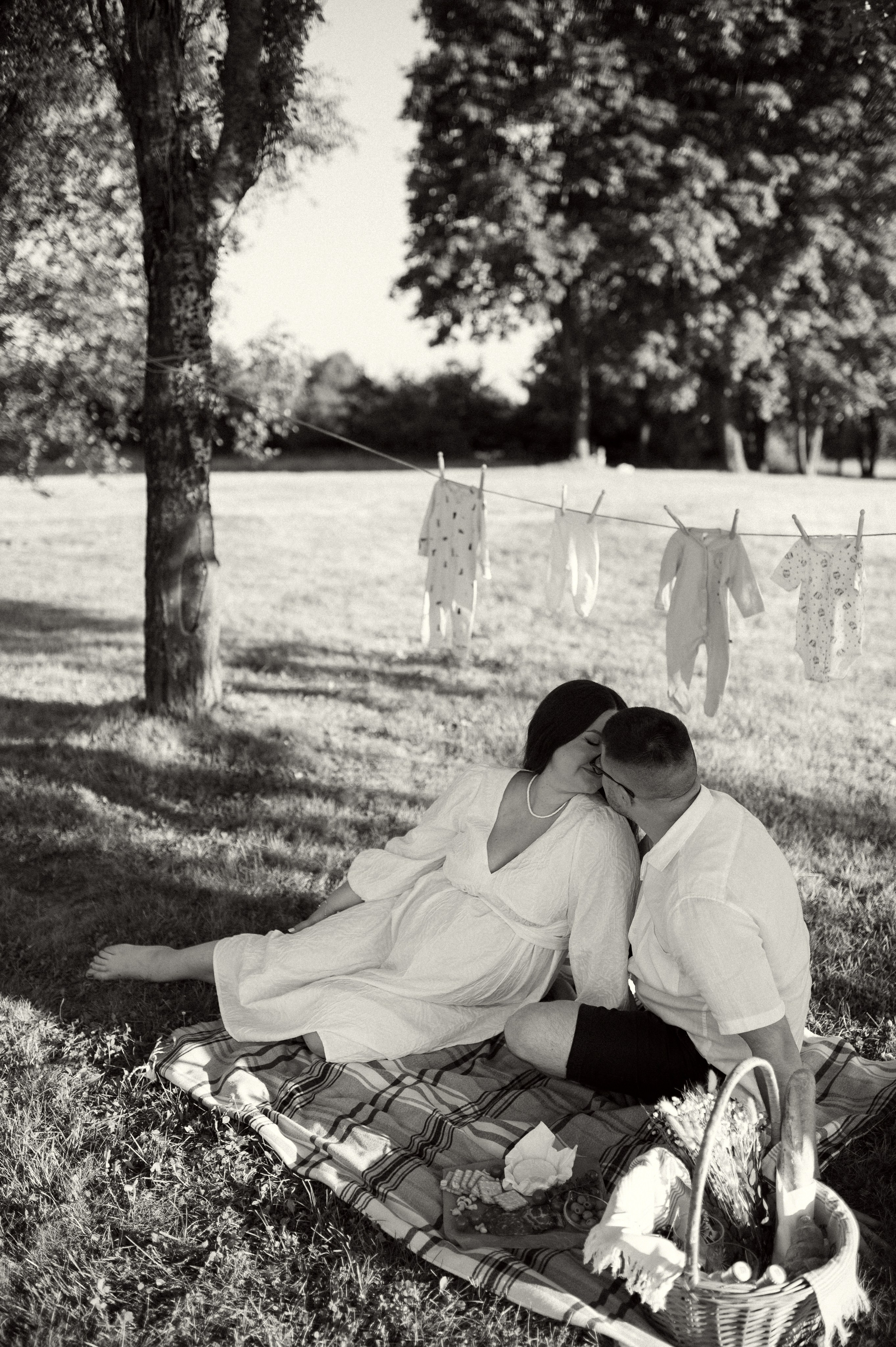 Фотосессия беременности на природе в парке Москвы. Семейная фотосессия Бутово Москва фотограф Алина Морщагина