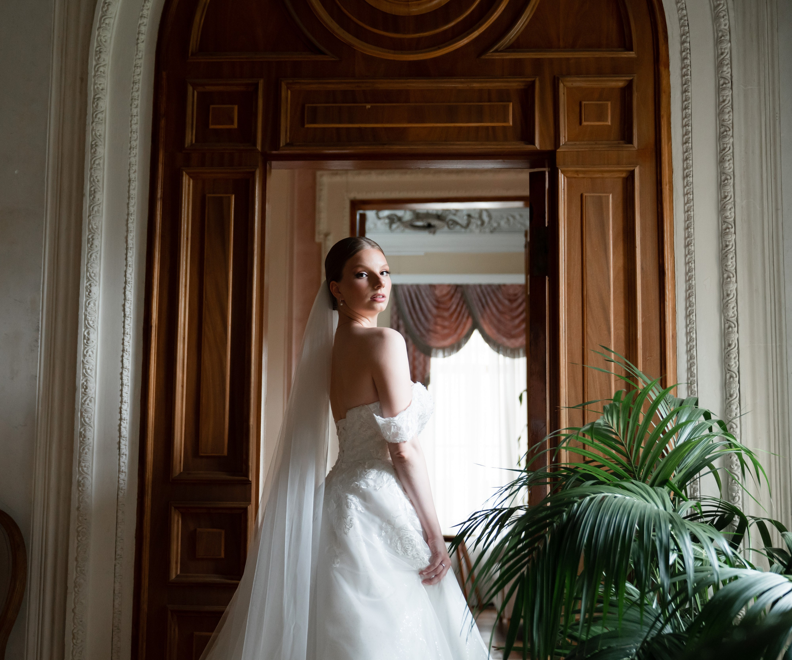 Фотосессия в библиотеке-читальне имени А. С. Пушкина. Свадебный фотограф Вера Климова