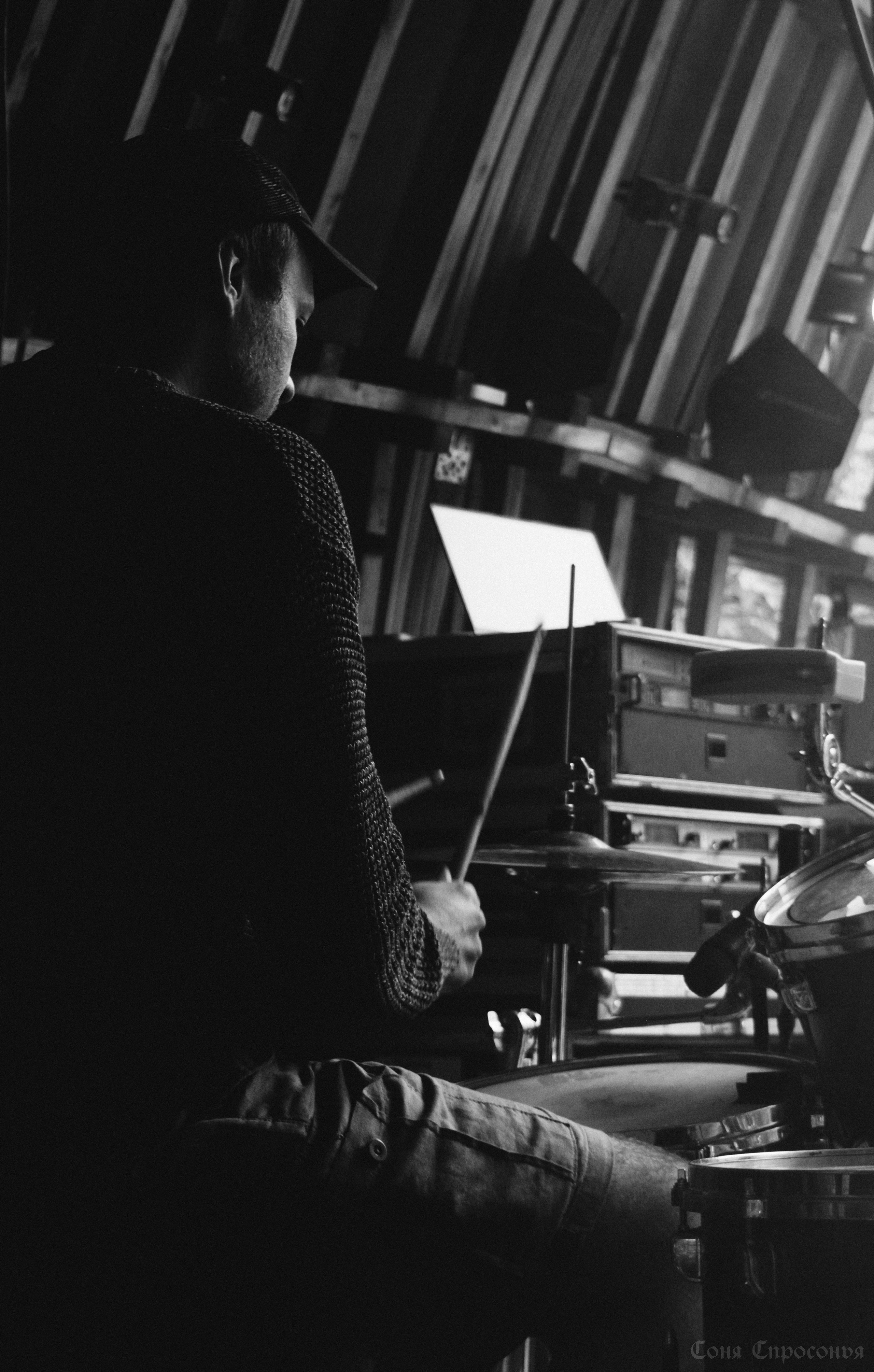 Синестетик 26.08.23. Концертный и портретный фотограф в Москве Соня Спросонья