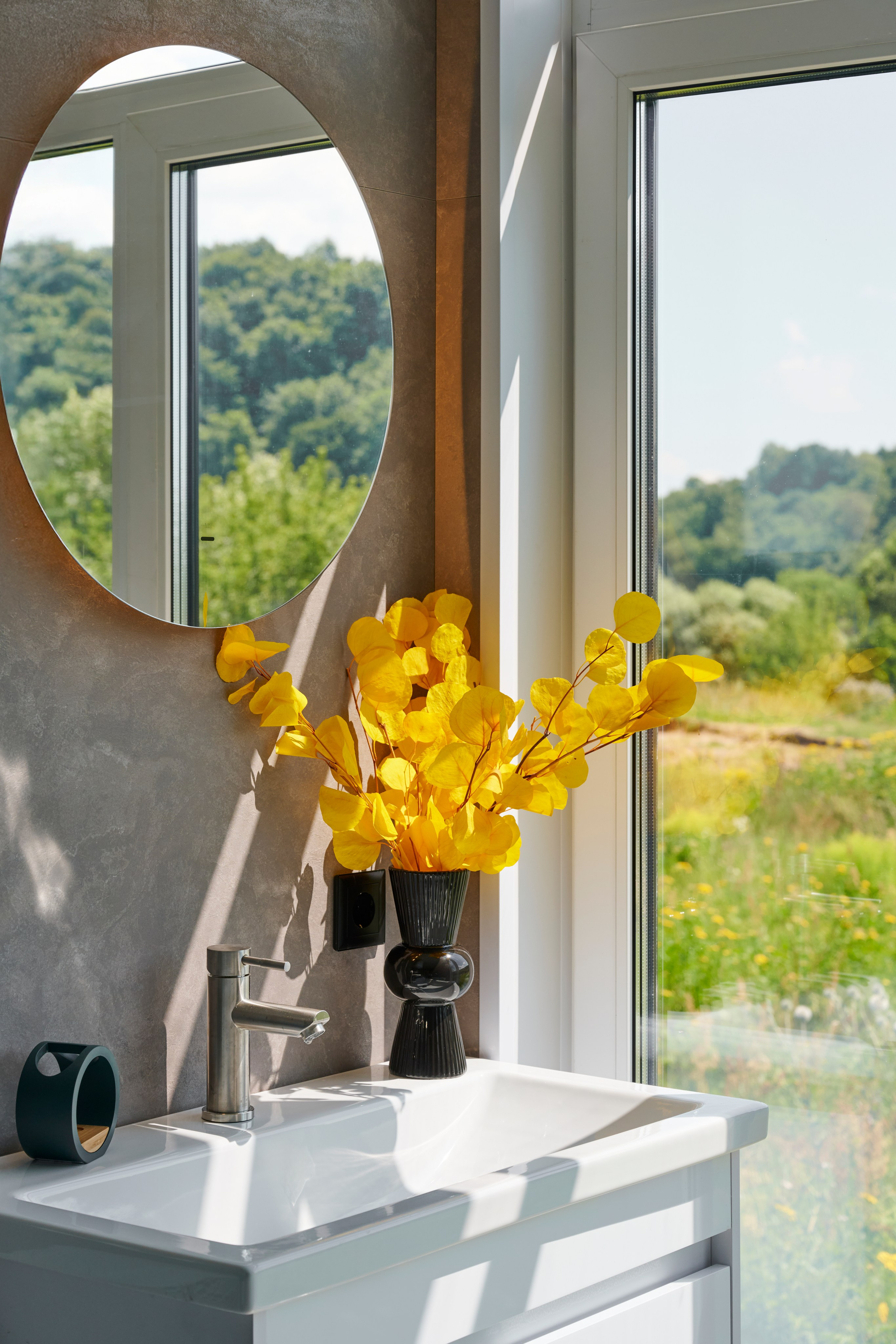 Букет у окна, утренний свет и вид на берег