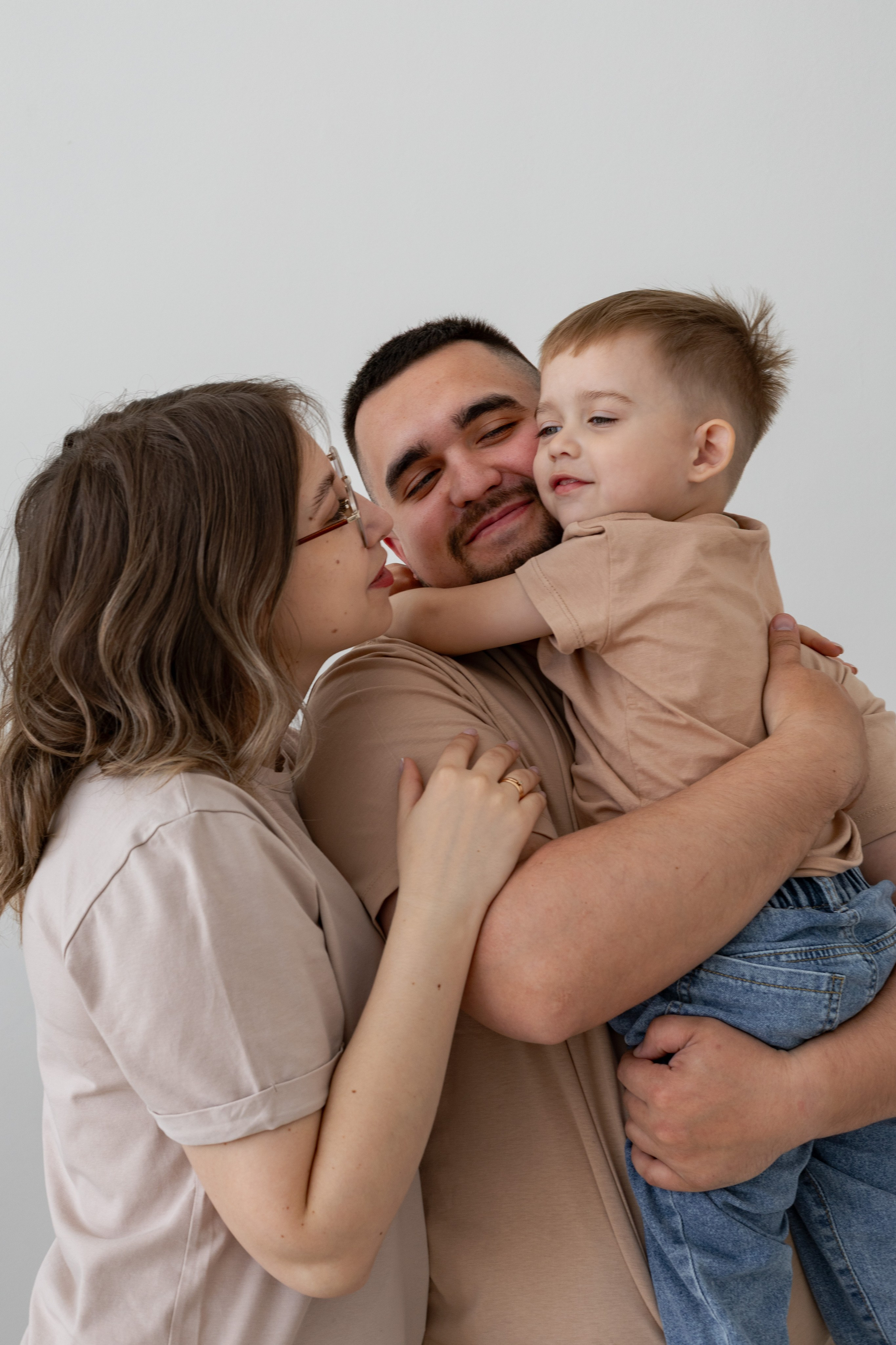 Семейная фотосессия в студии (Михаил, Крестина и Макар). Женский фотограф в Орске Новотроицке Динара Долганова