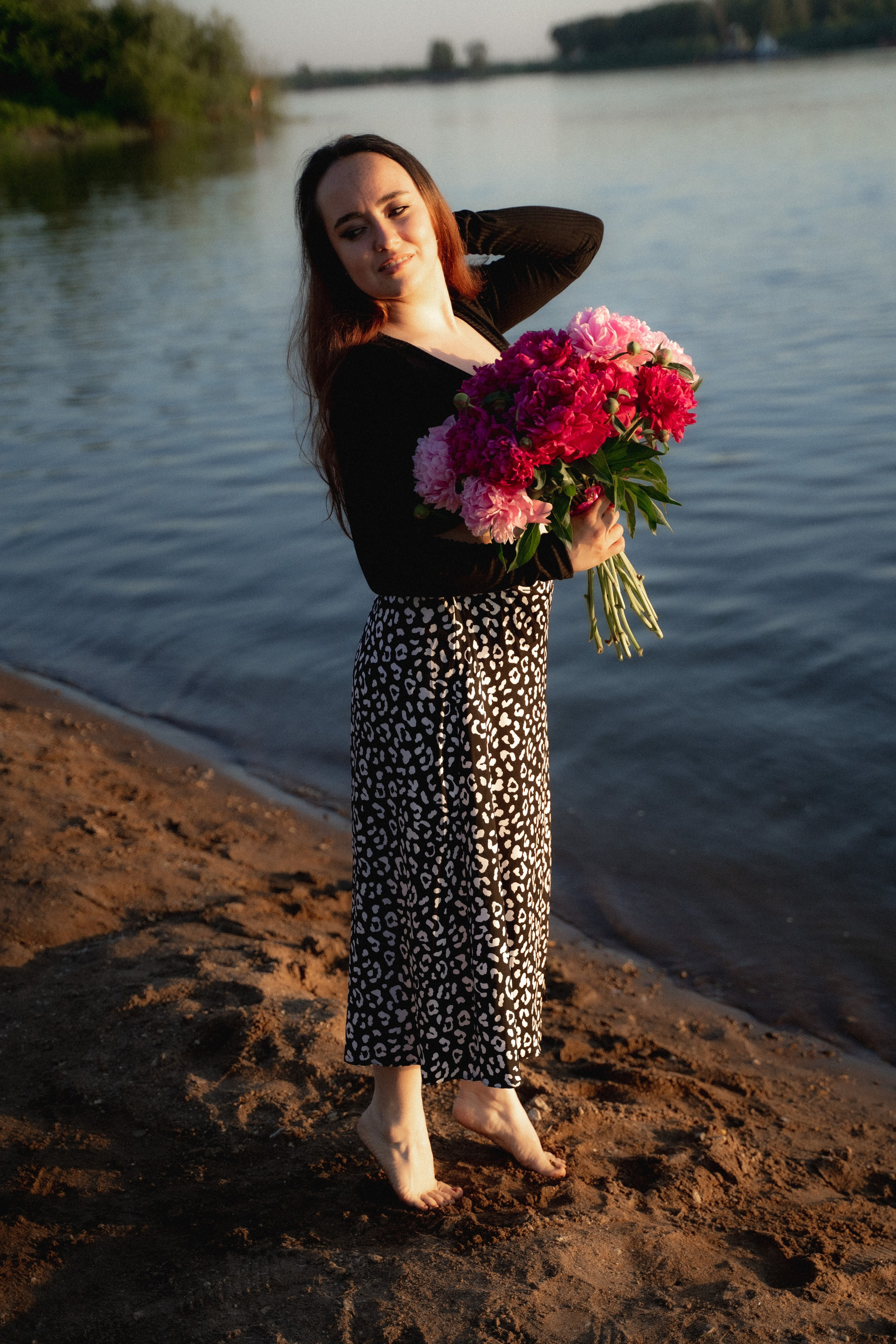 Девушки на берегу