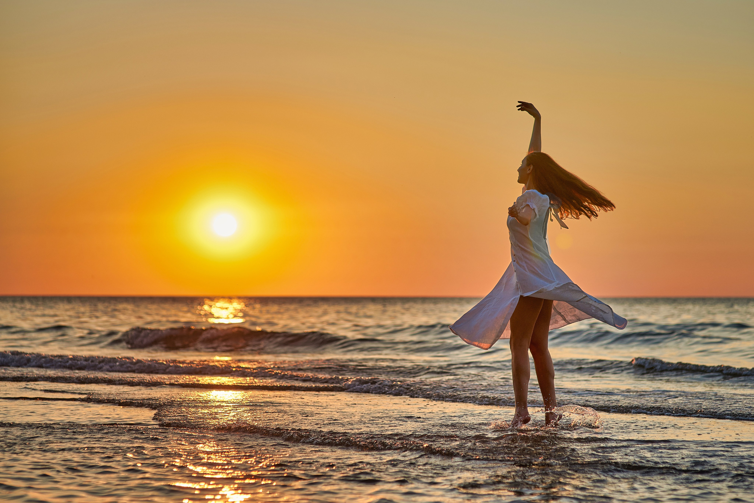 Влюблённые, закат и море. Цвет любви