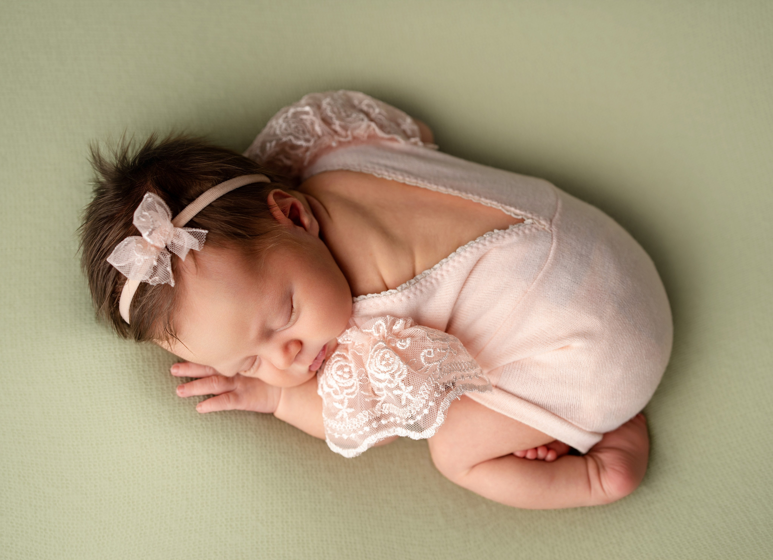 Фотограф новорожденных в Нижнем Новгороде - профессиональная фотосессия для новорожденных, уютные и милые снимки малышей, создание уникальных образов и воспоминаний для родителей. Специалист по детской фотографии предлагает услуги по съемке новорожденных в комфортной обстановке, обеспечивая безопасность и тепло для вашего малыша.