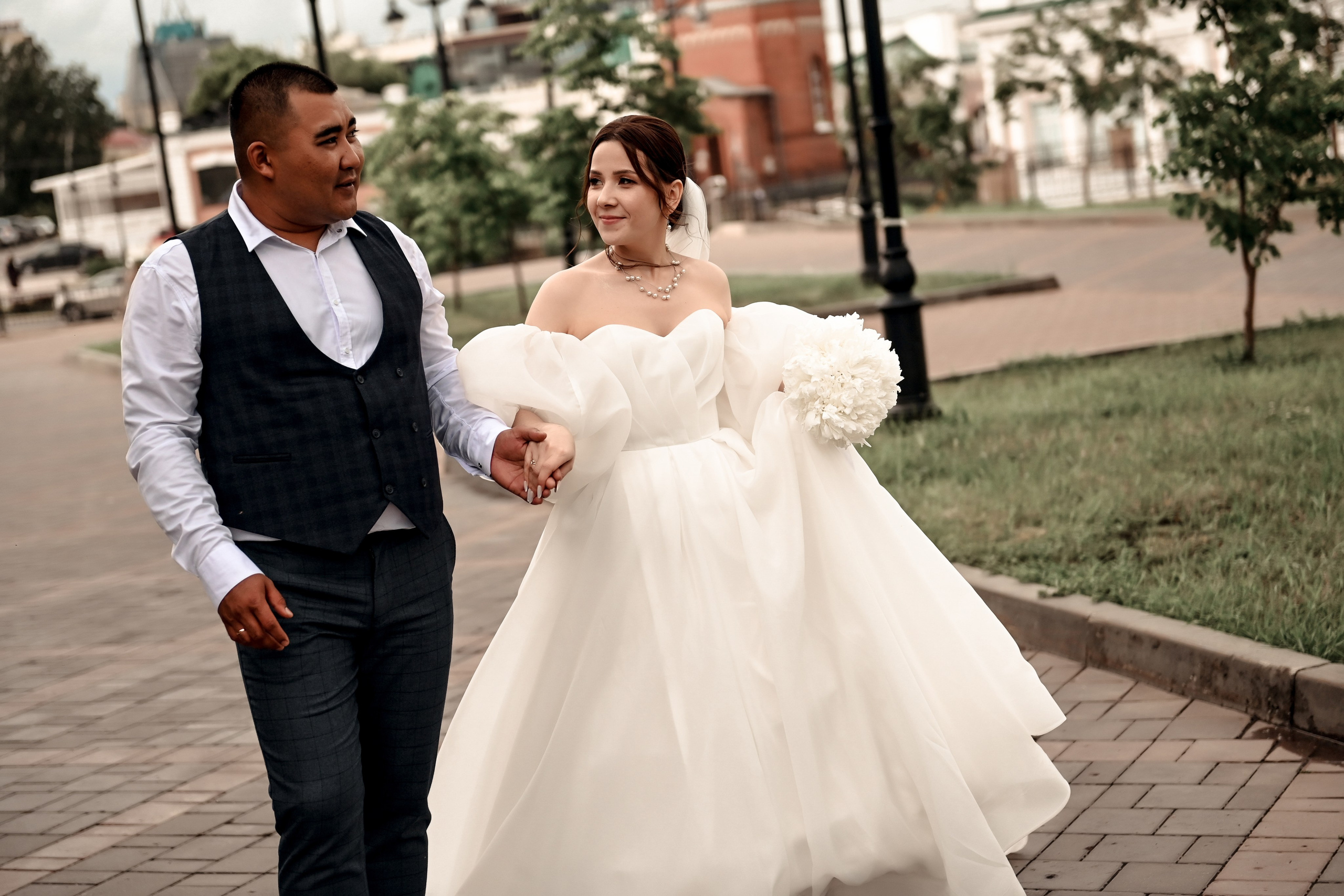 Небольшая свадебная серия в музее и прогулкой под дождем Эльмиры и Ризата. Свадебный, семейный, детский, контент фотограф в Омске Максим Ильин