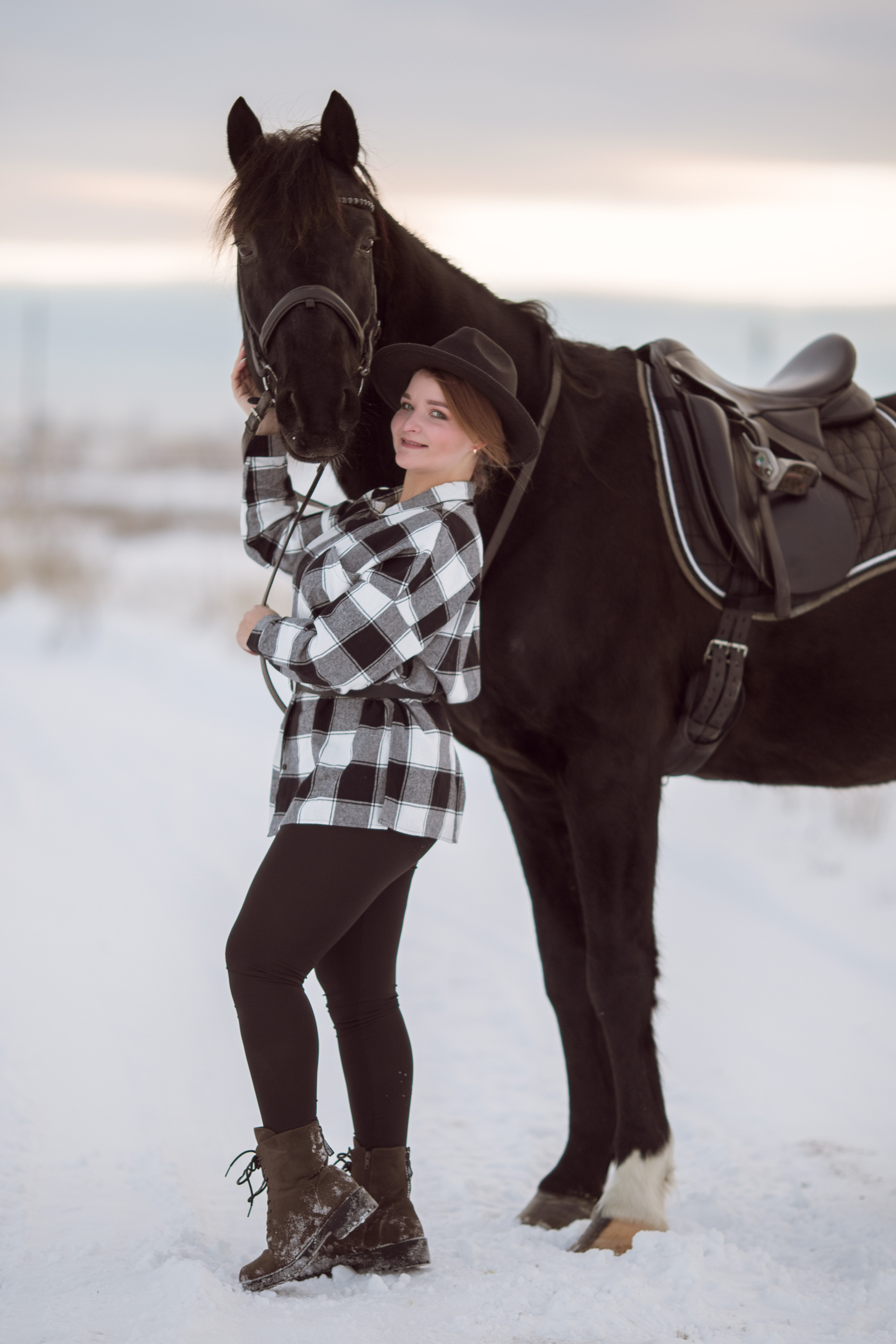 Фотосессия с вороной лошадью зимой