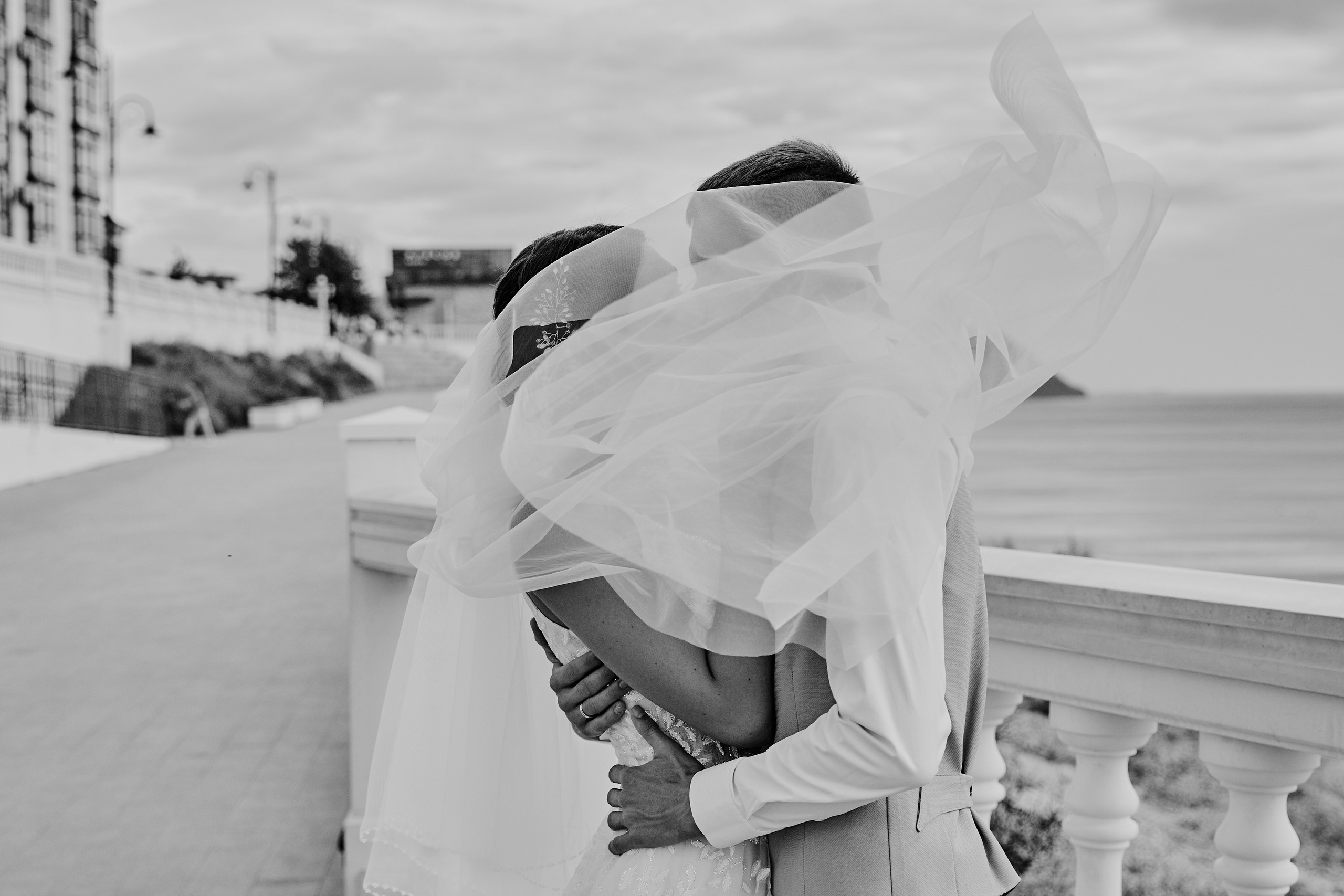 Чб фото жених и невеста на свадебной фотосессии в Анапе