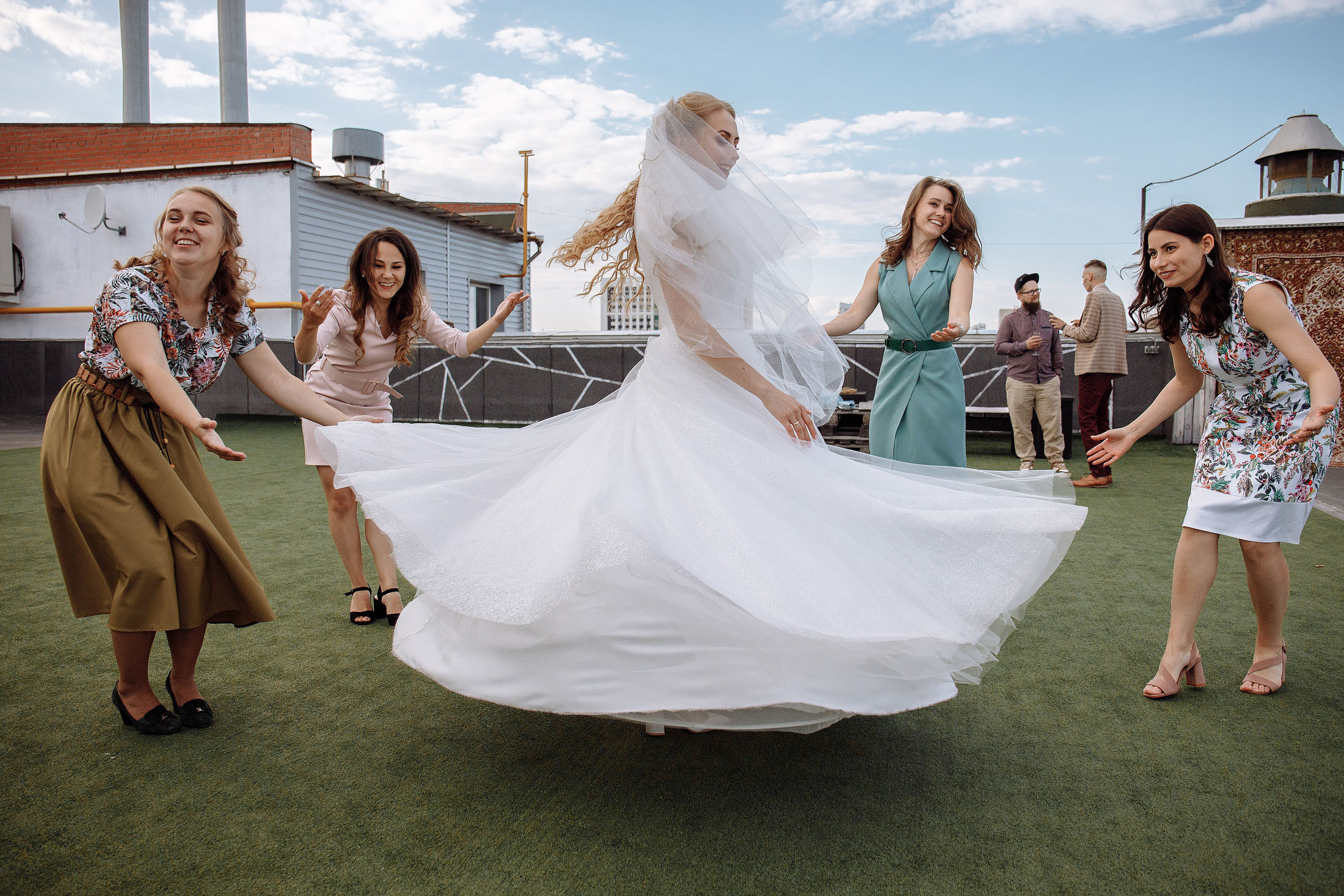 Свадебная съемка в студии и на улице. Свадебный фотограф в Екатеринбурге Илья Корсаков