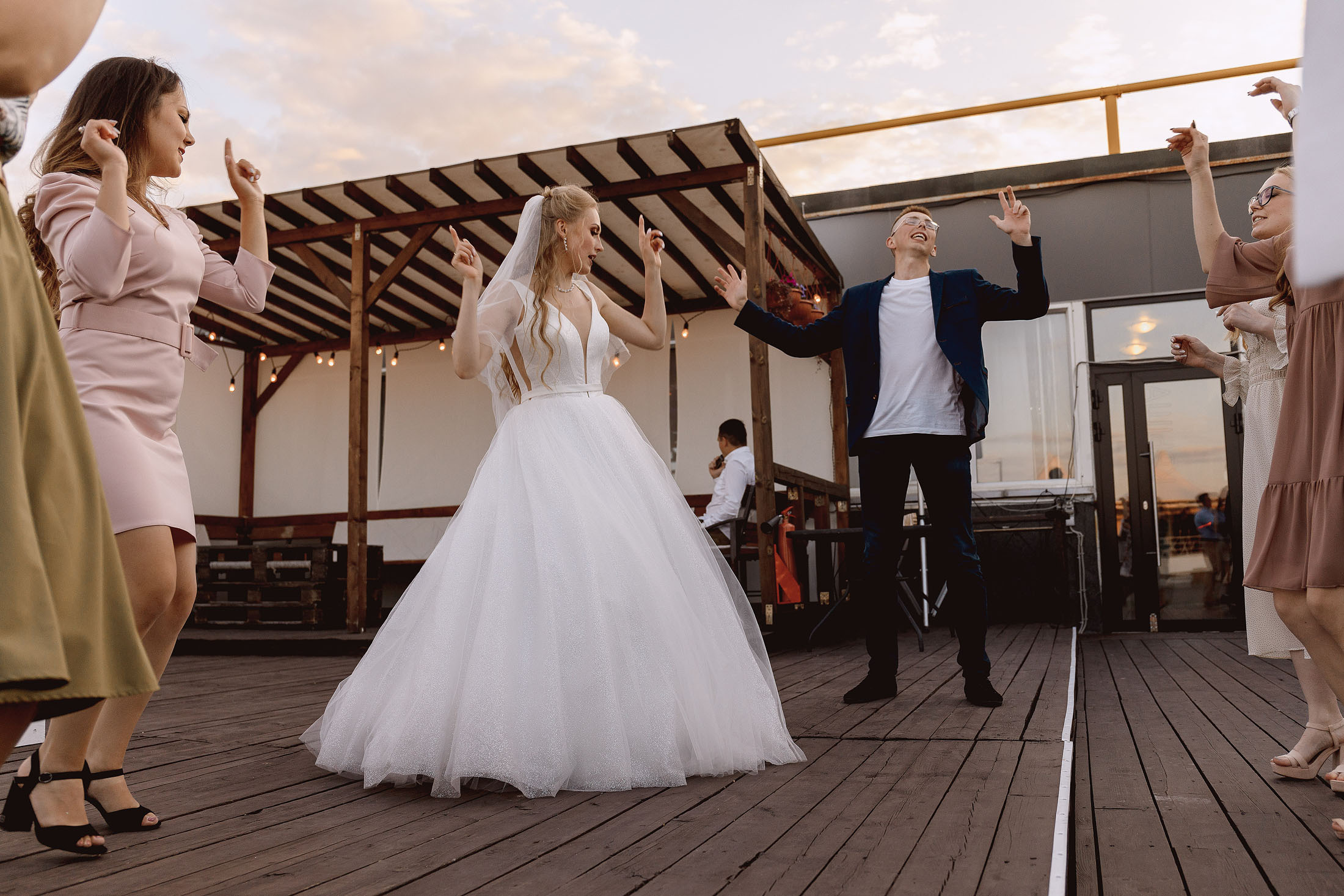 танцы гостей и невесты на свадьбе