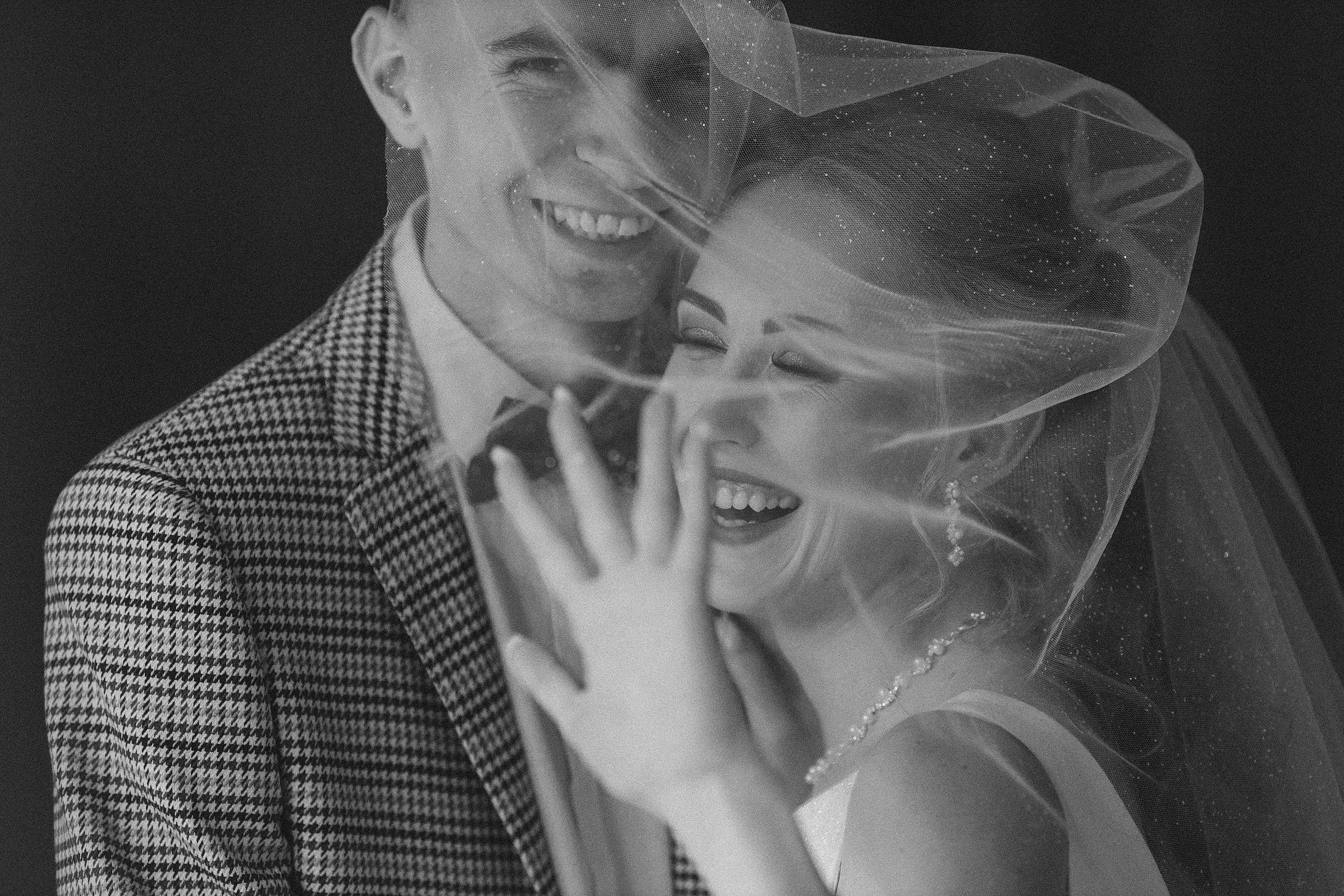 эмоции жениха и невесты запечатлел фотограф