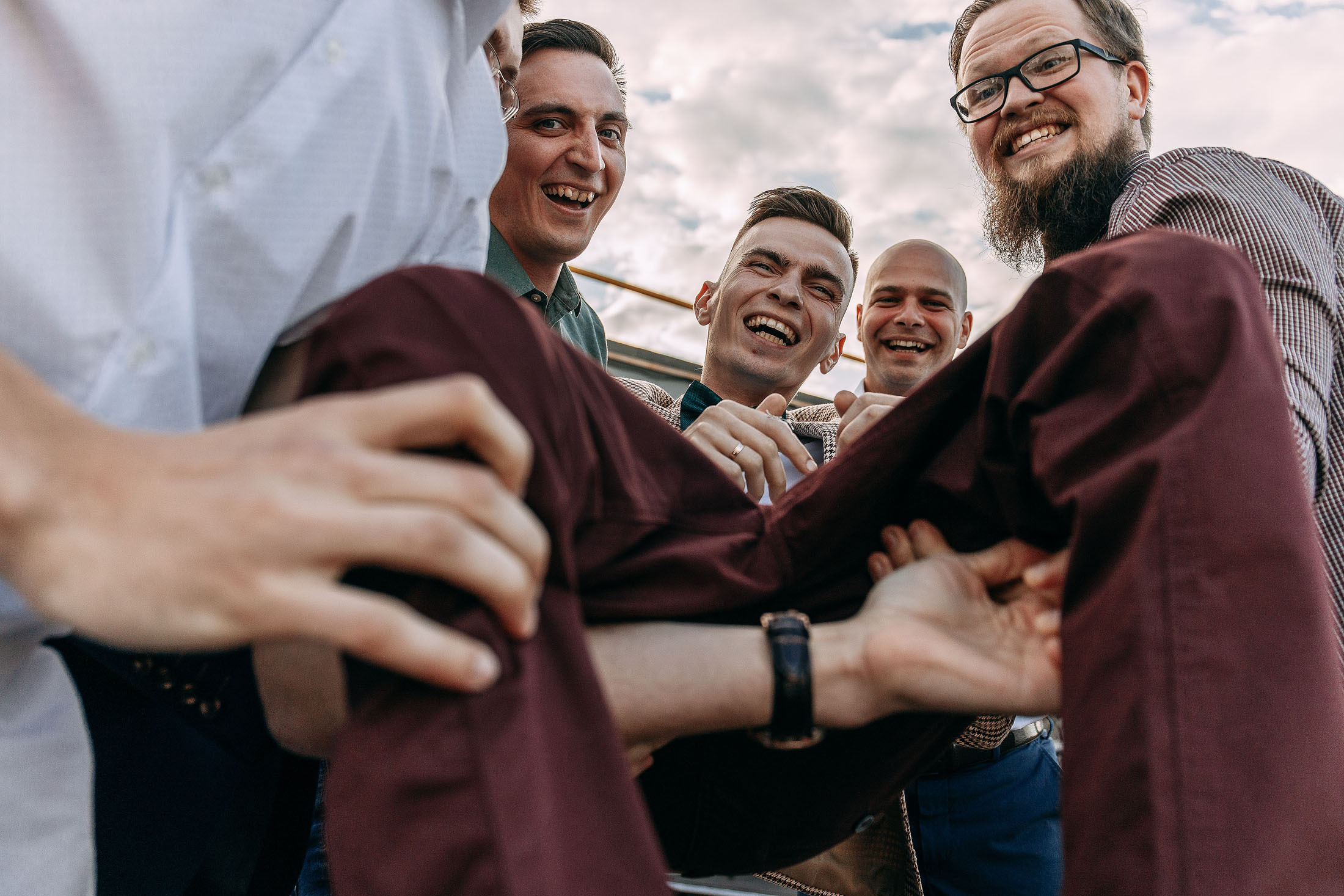 подкидывание жениха на свадьбе