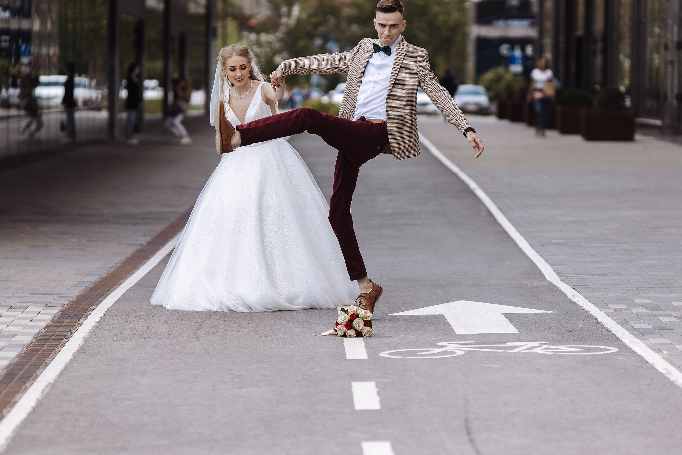 букет невесты летит к черту