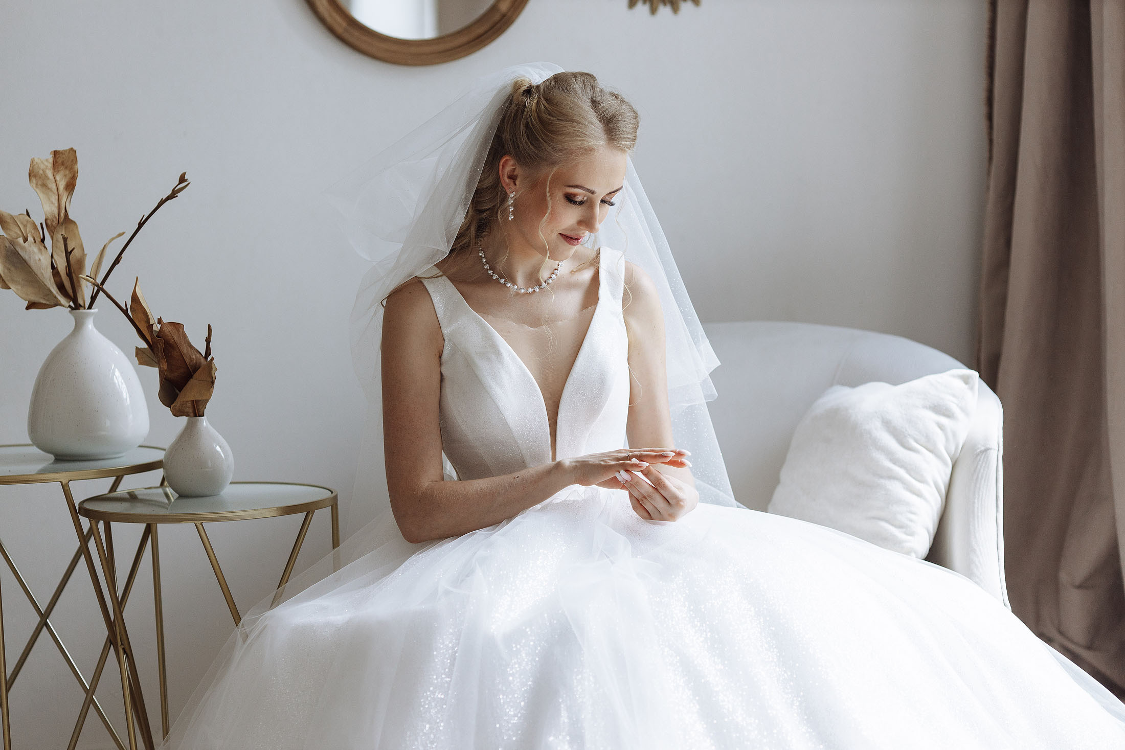 свадебный фотограф в Екатеринбурге снимает невесту