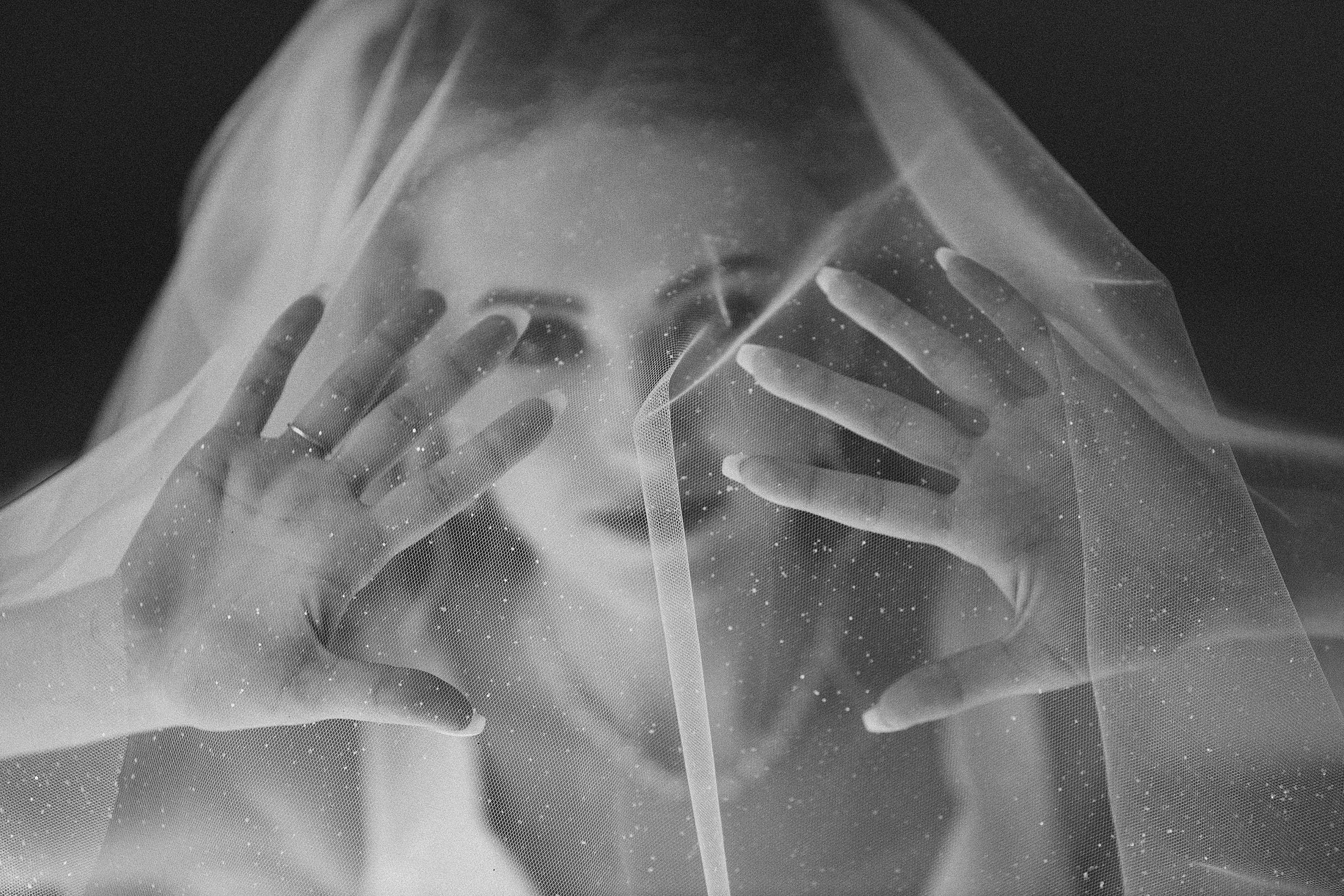 свадебный фотограф в Екатеринбурге снимает невесту