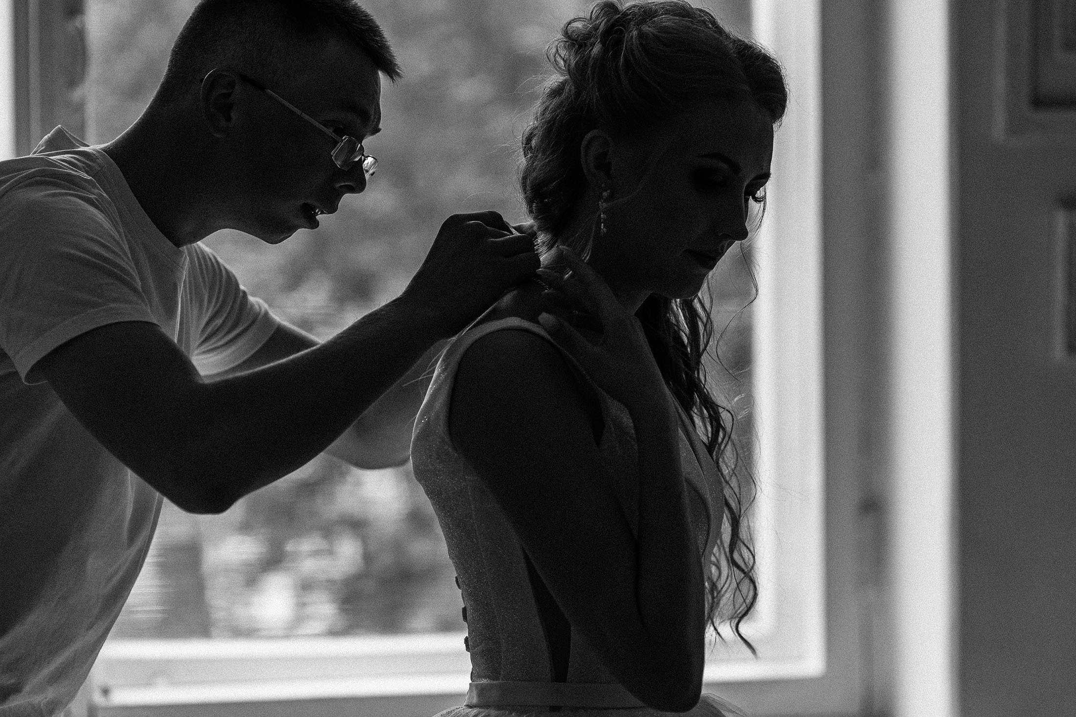 друзья невесты помогают на сборах