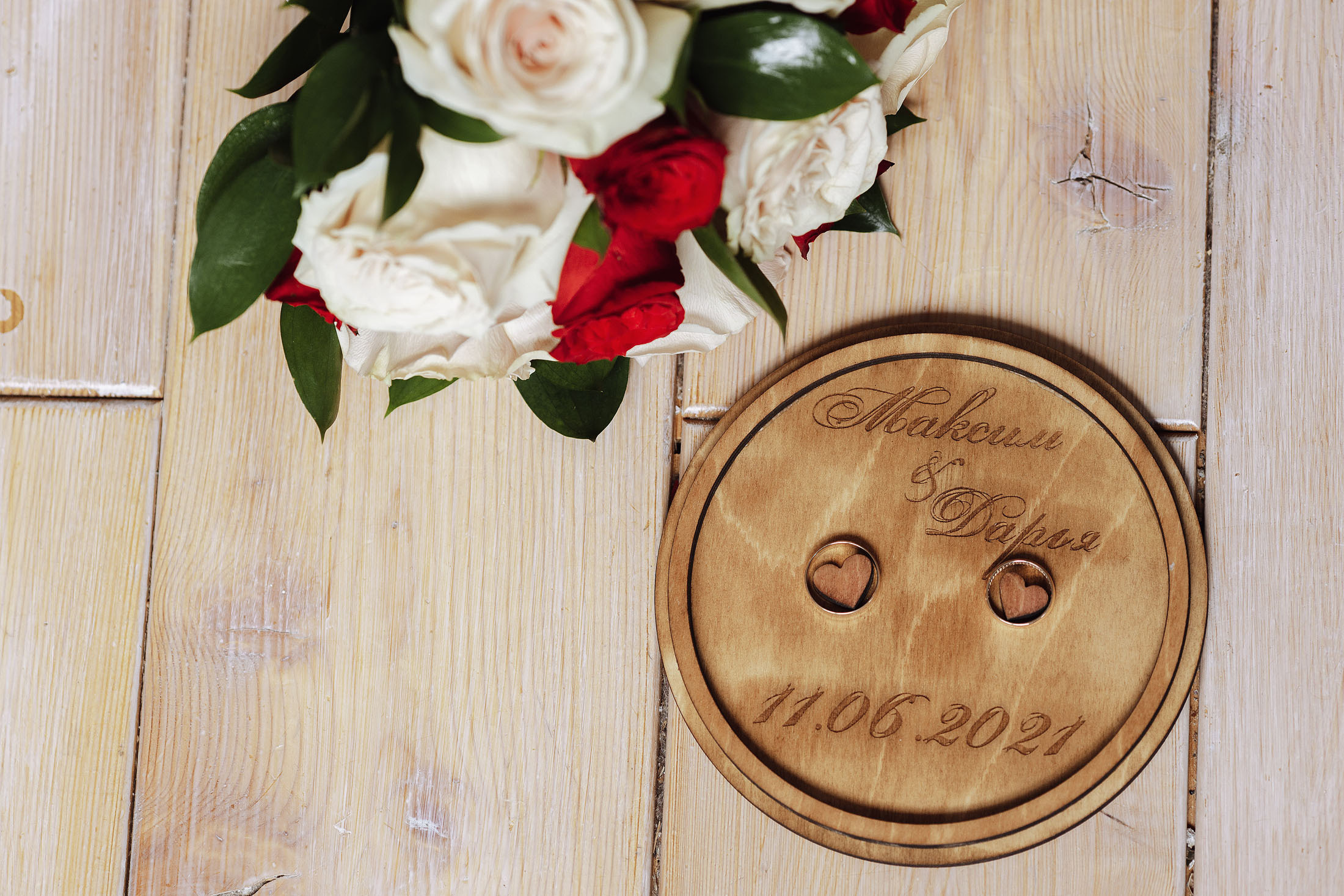 свадебный реквизит кольца и букет