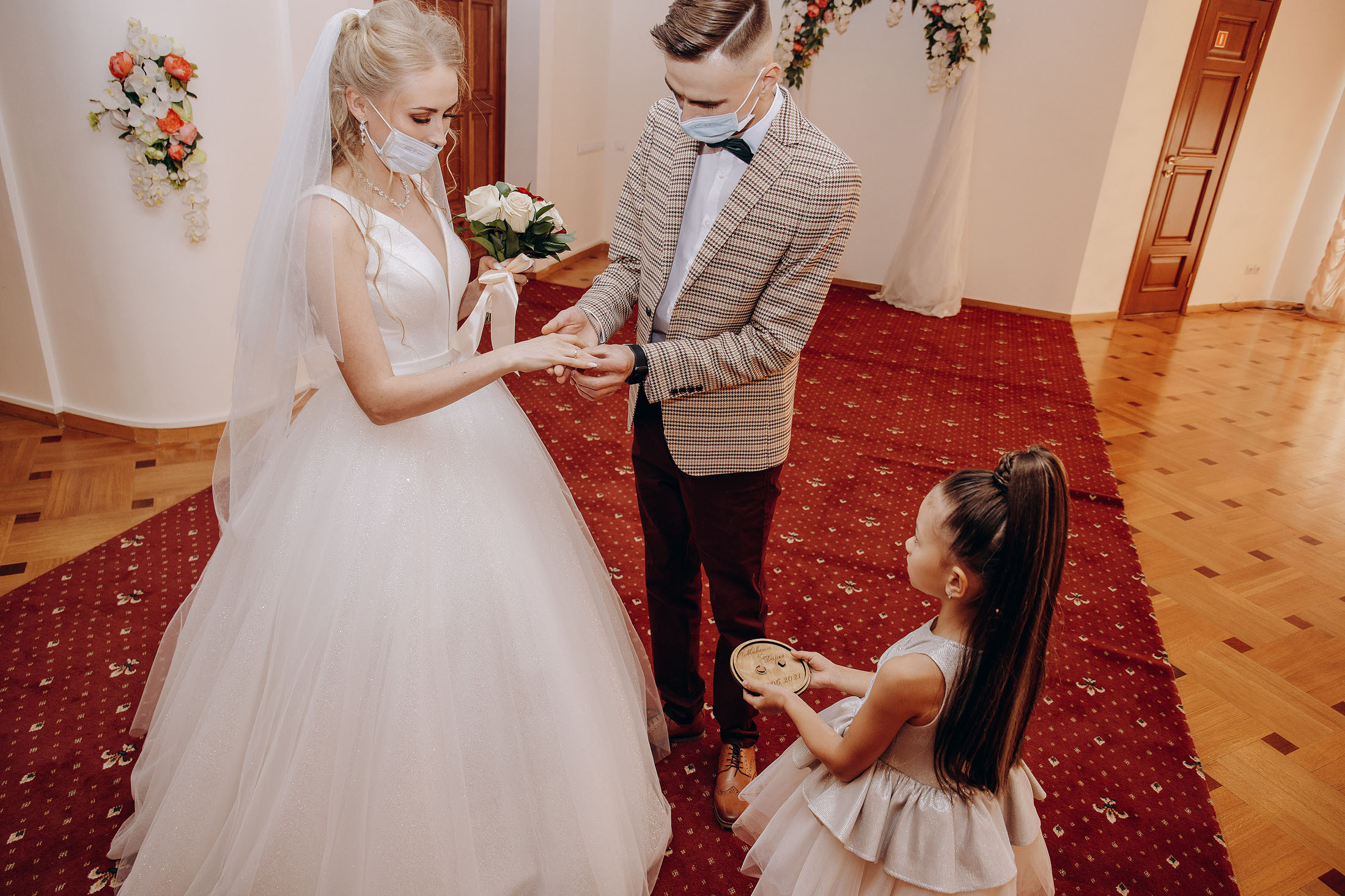 обмениваются кольцами в загсе на регистрации