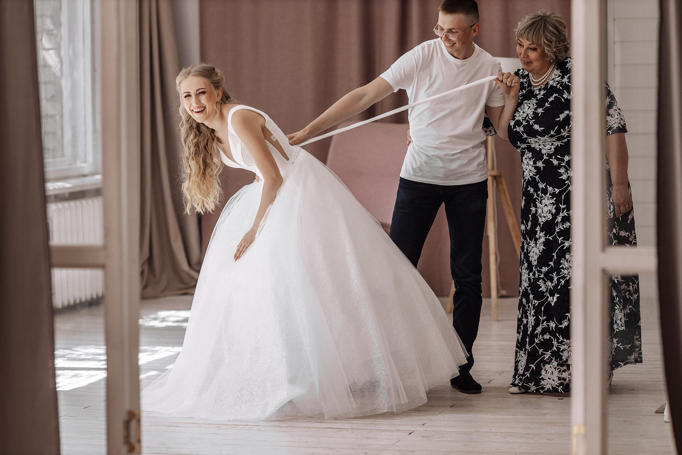 друзья невесты помогают на сборах