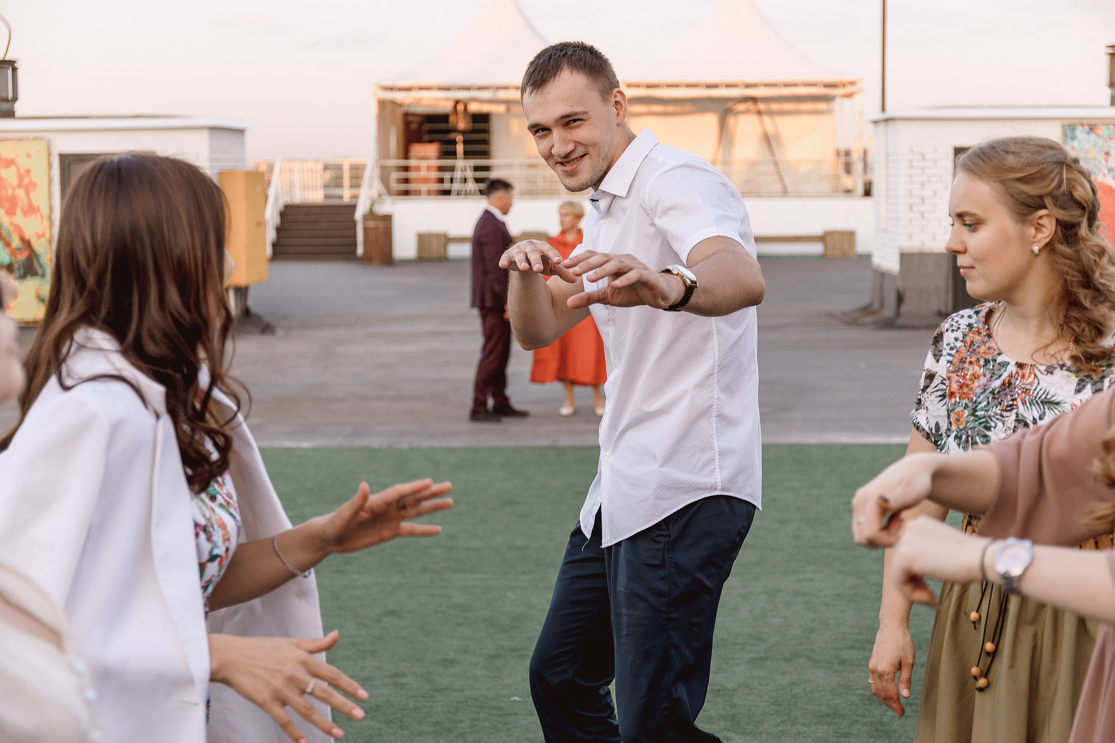 танцы гостей  на свадебном банкете