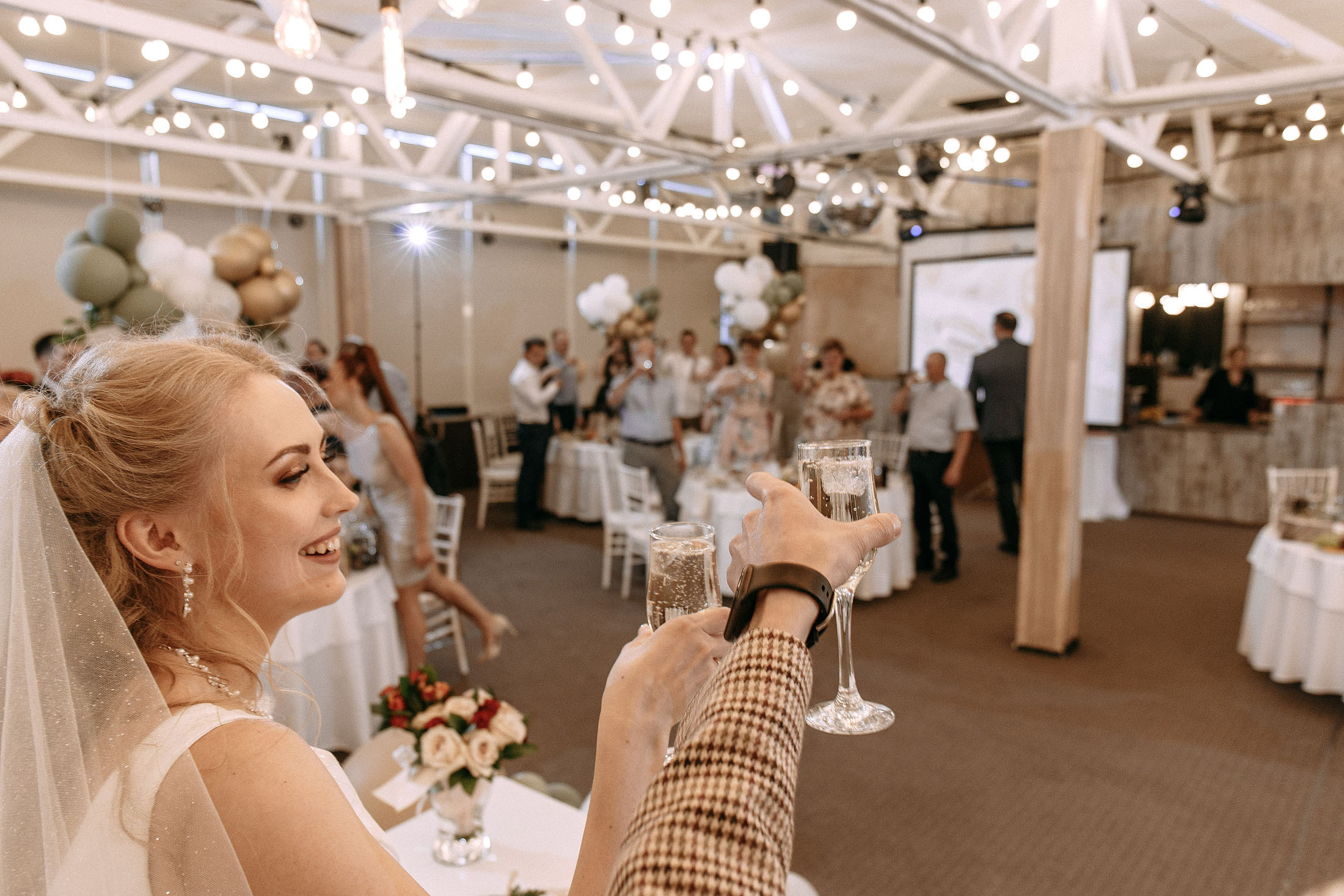 горько тосты вино и веселье на банкете