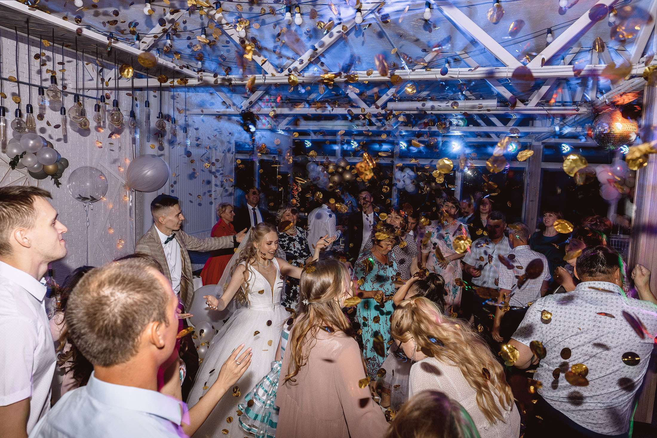 танцуют все на свадебном банкете