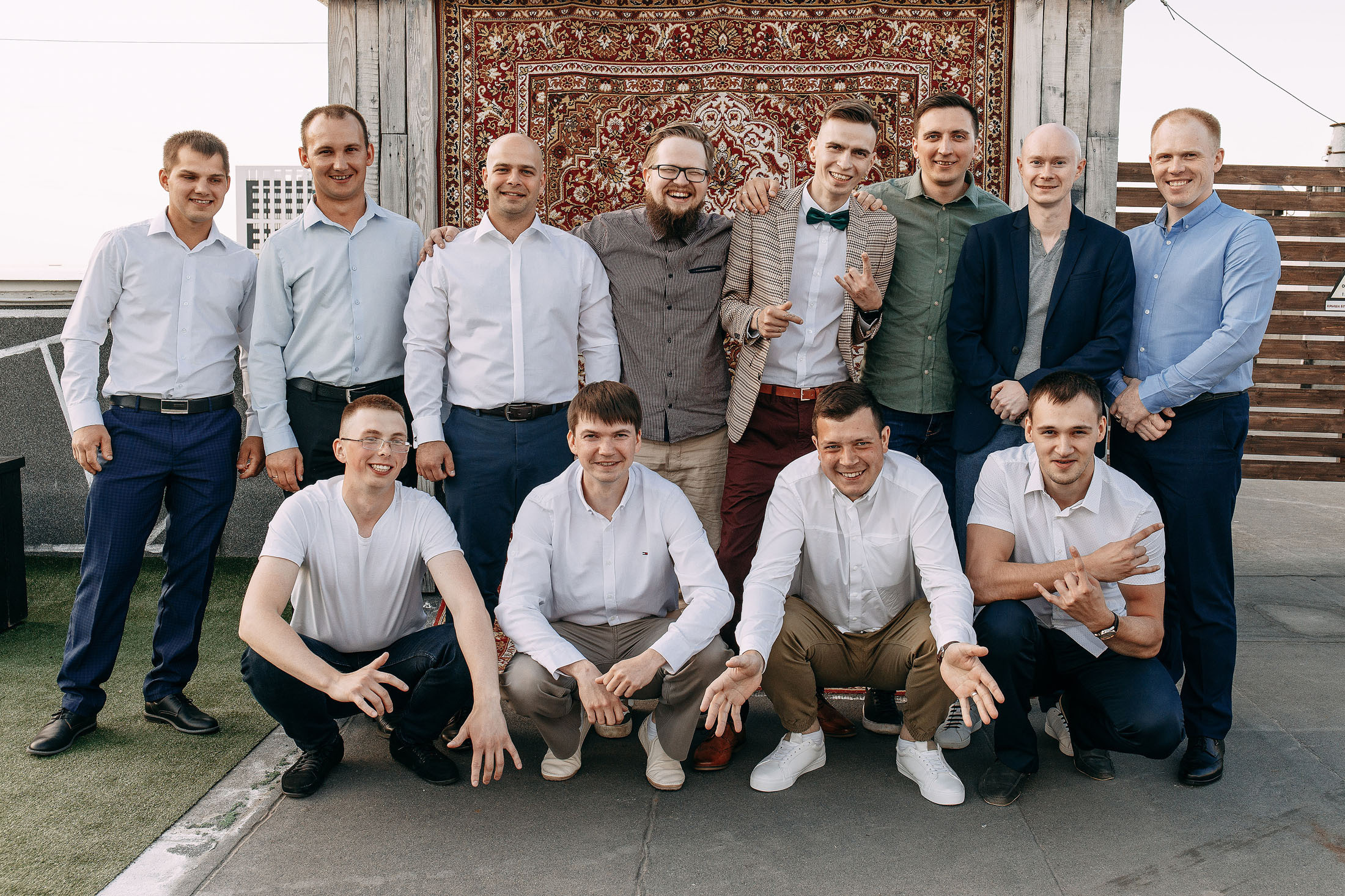 общая фотография друзей на свадьбе