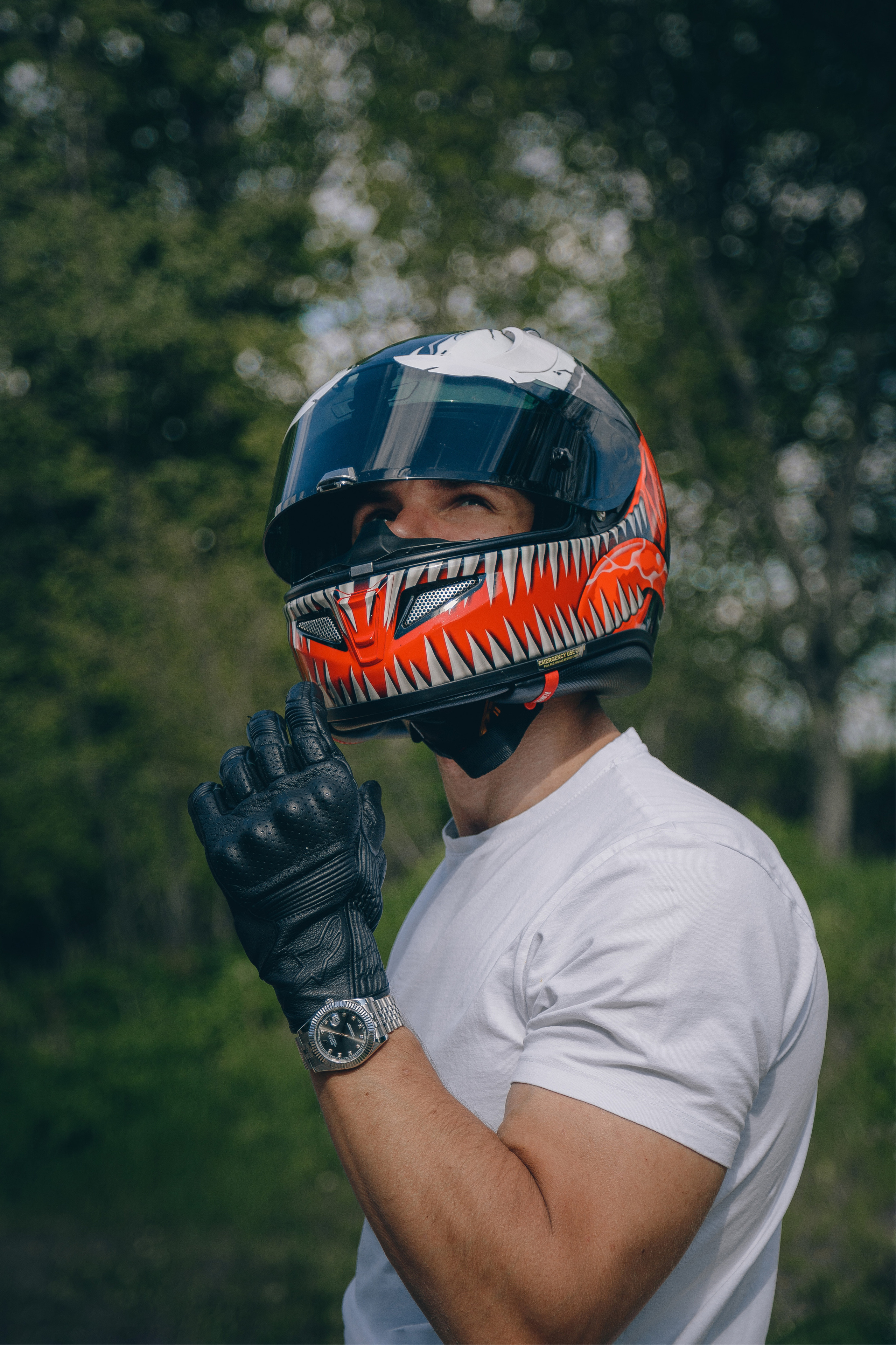 Мотоциклист в шлеме