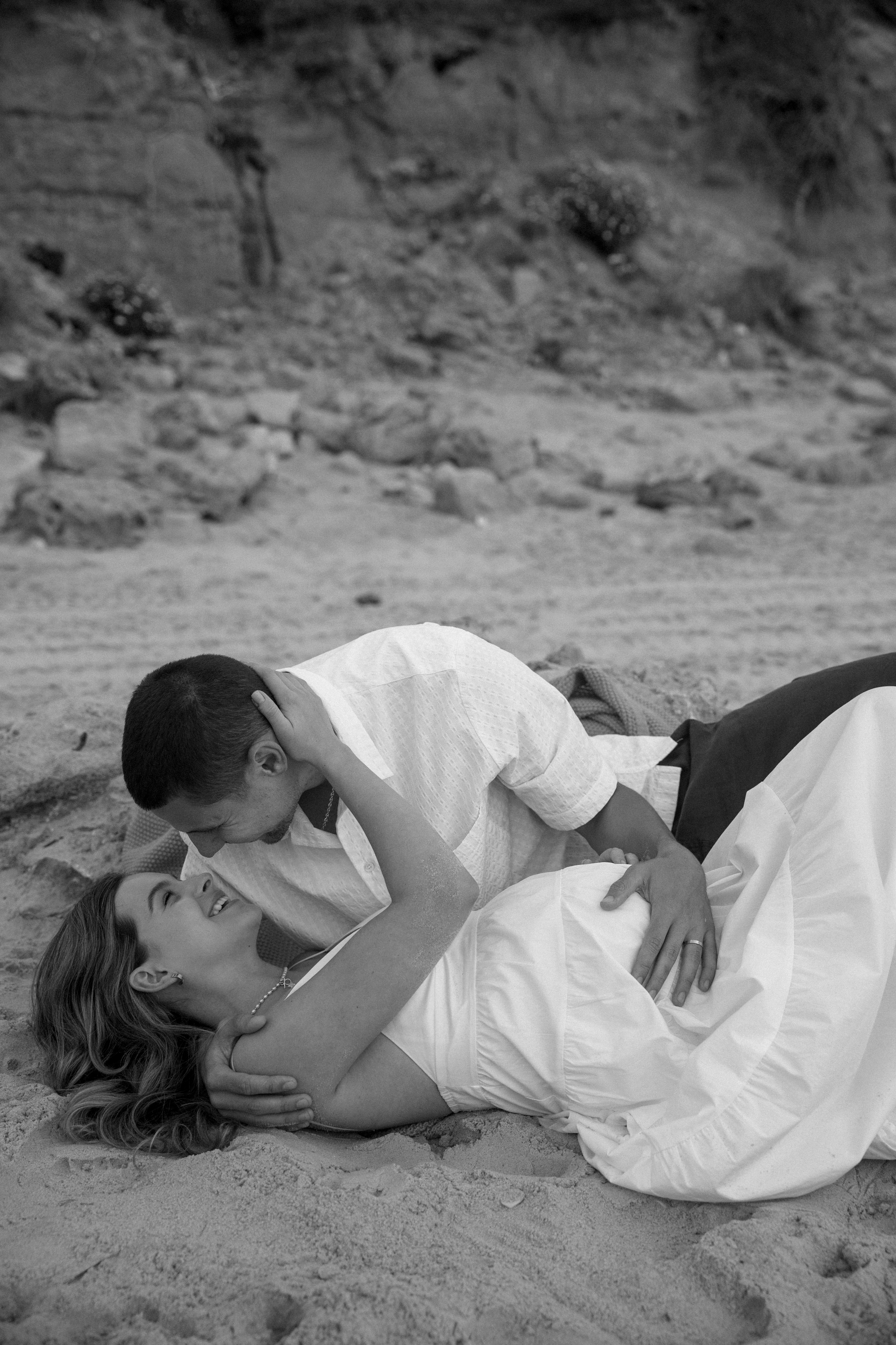 Pregnancy photoshoot near the sea (cloudy weather). Главная