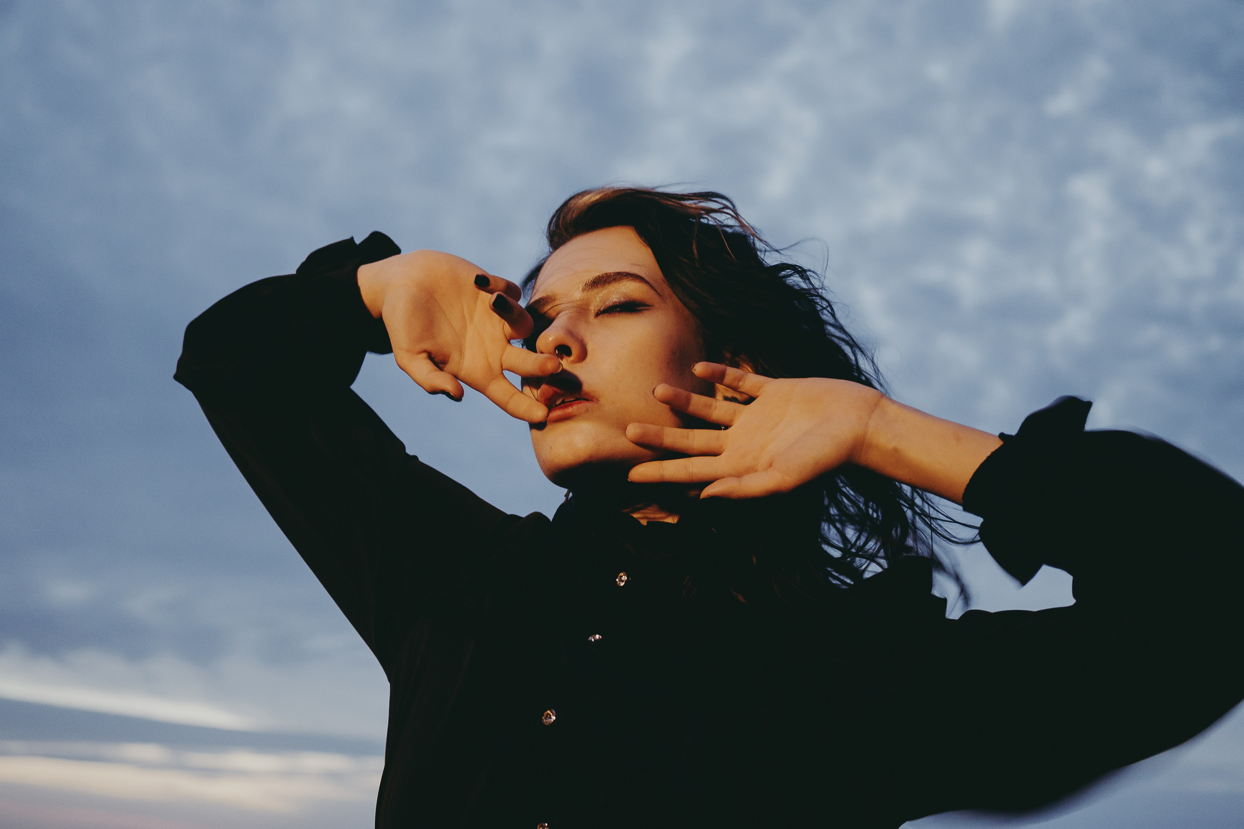 Съёмка у моря с оленьими рогами