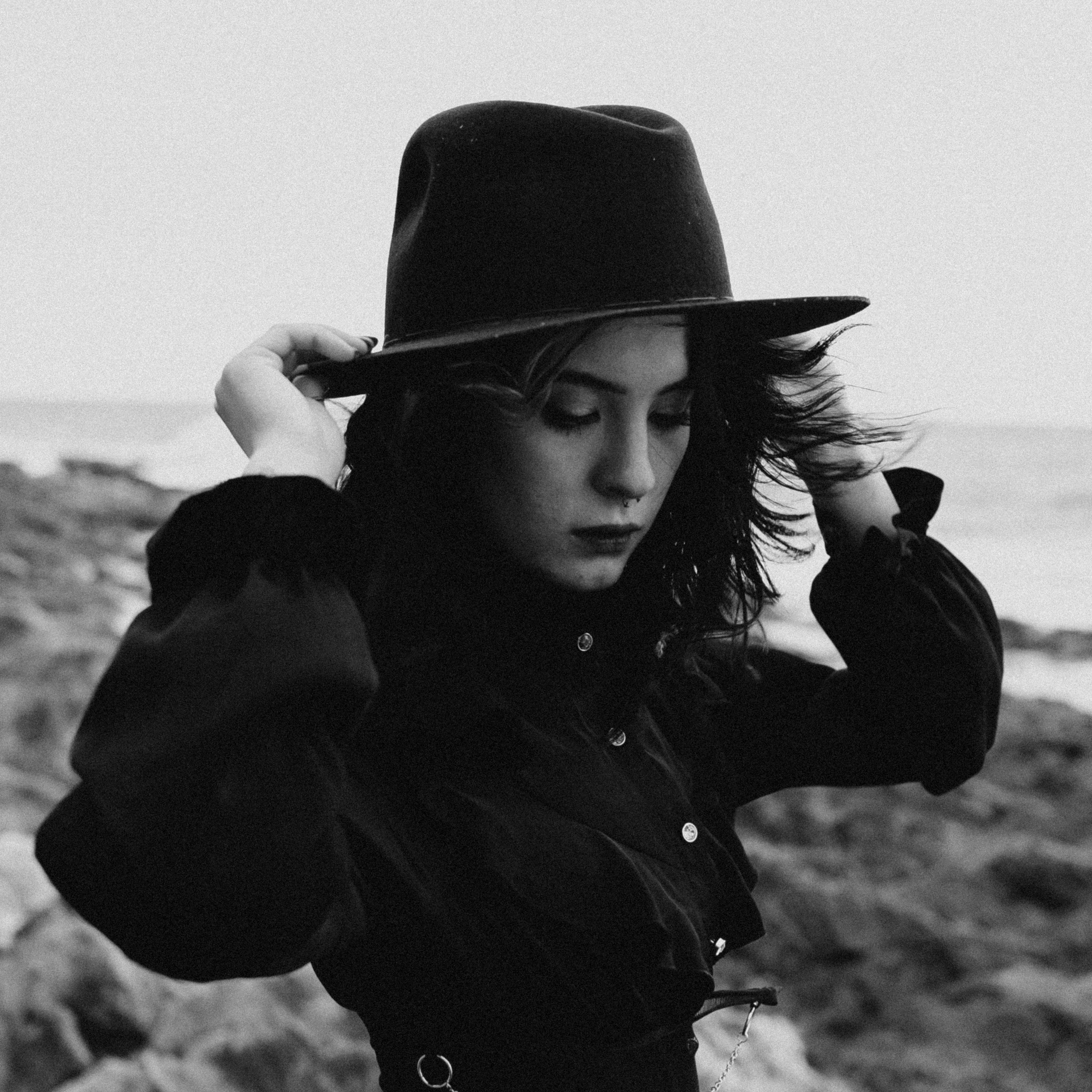 Съёмка у моря с оленьими рогами